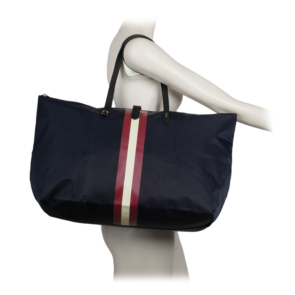 【BALLY】經典紅白條紋可折疊尼龍大款托特包(附收納袋)(墨藍色)6223251 001