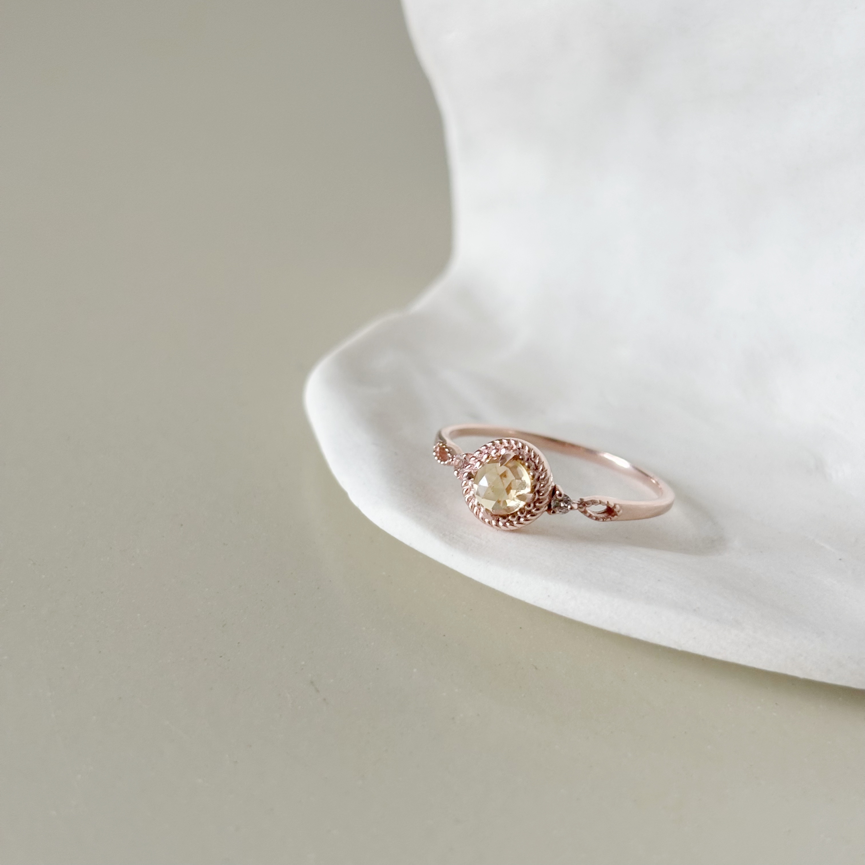 滾邊四爪黃水晶戒指