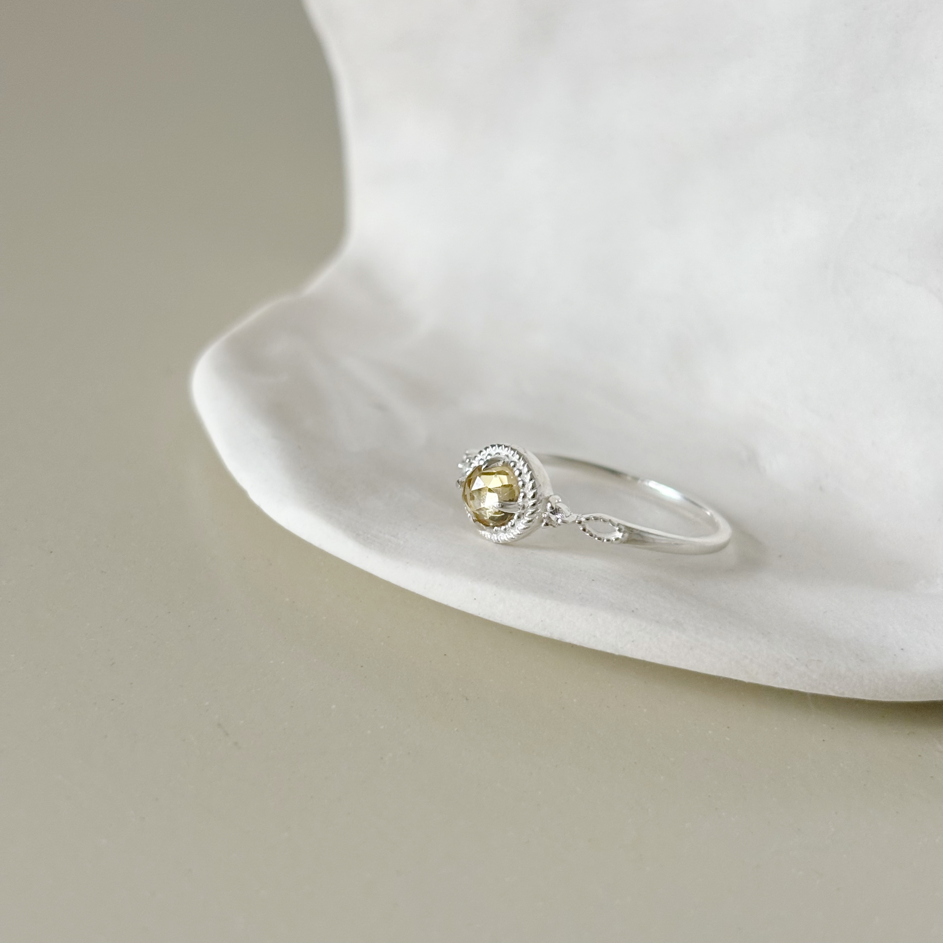 滾邊四爪黃水晶戒指