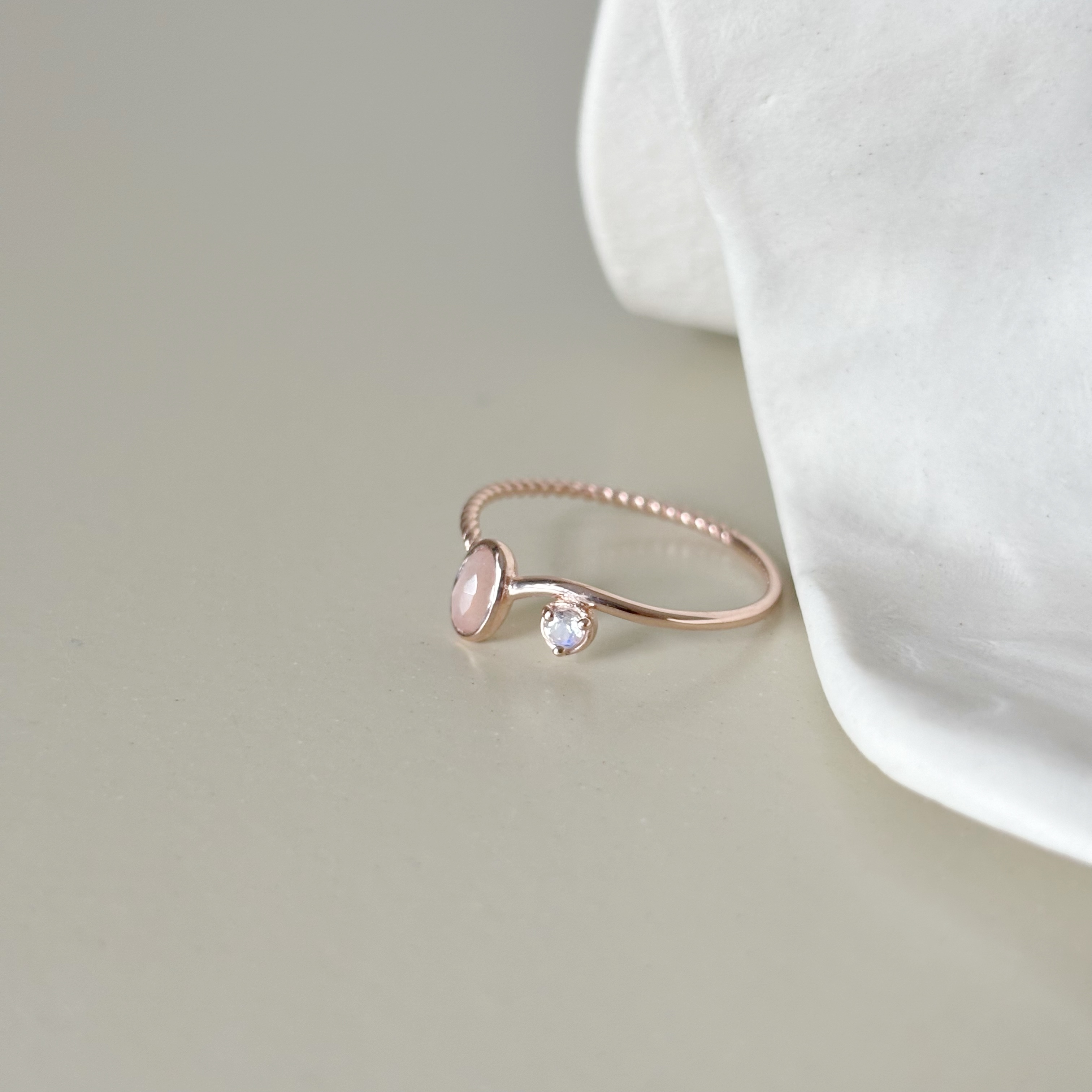 橢圓蜜桃月光微V形戒指