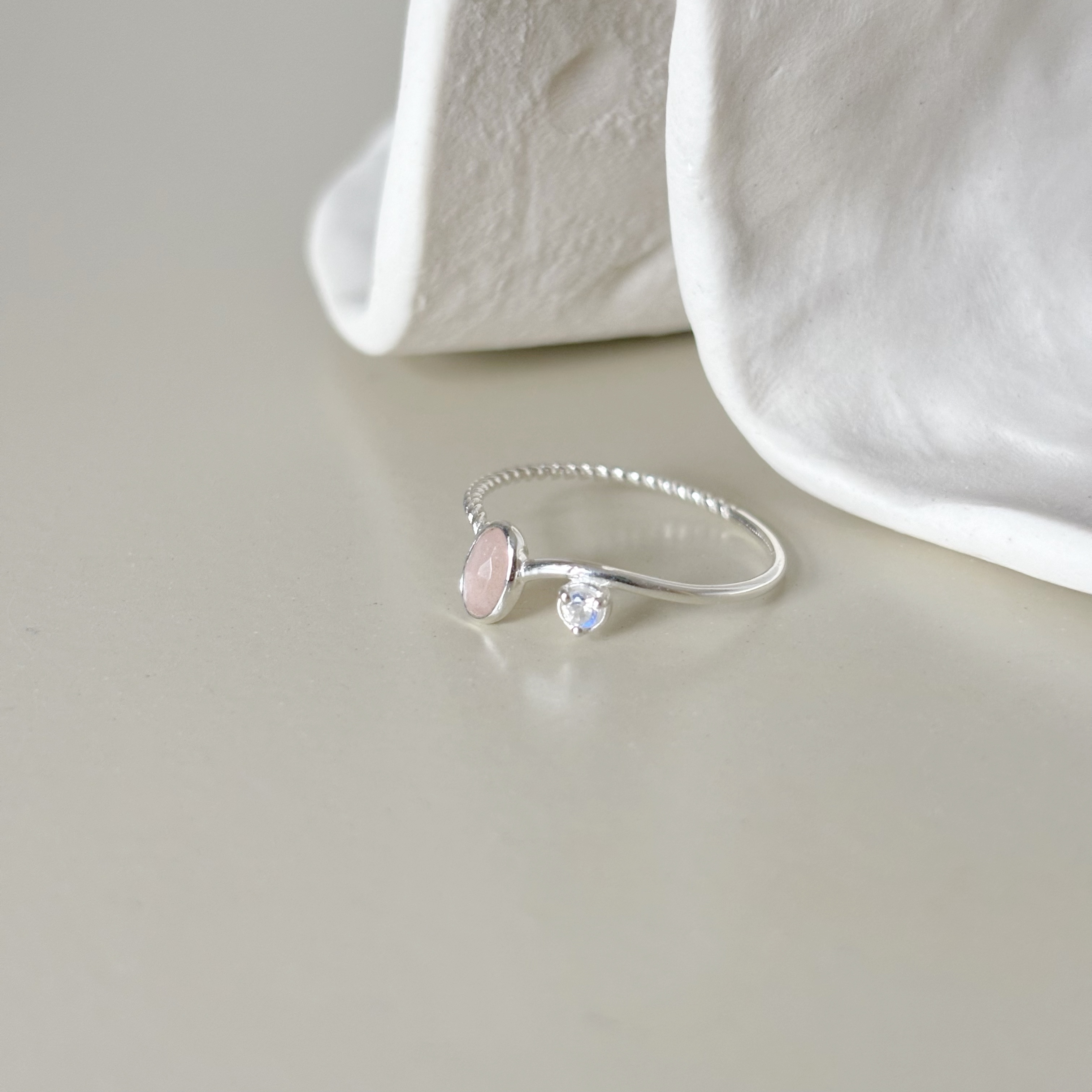 橢圓蜜桃月光微V形戒指