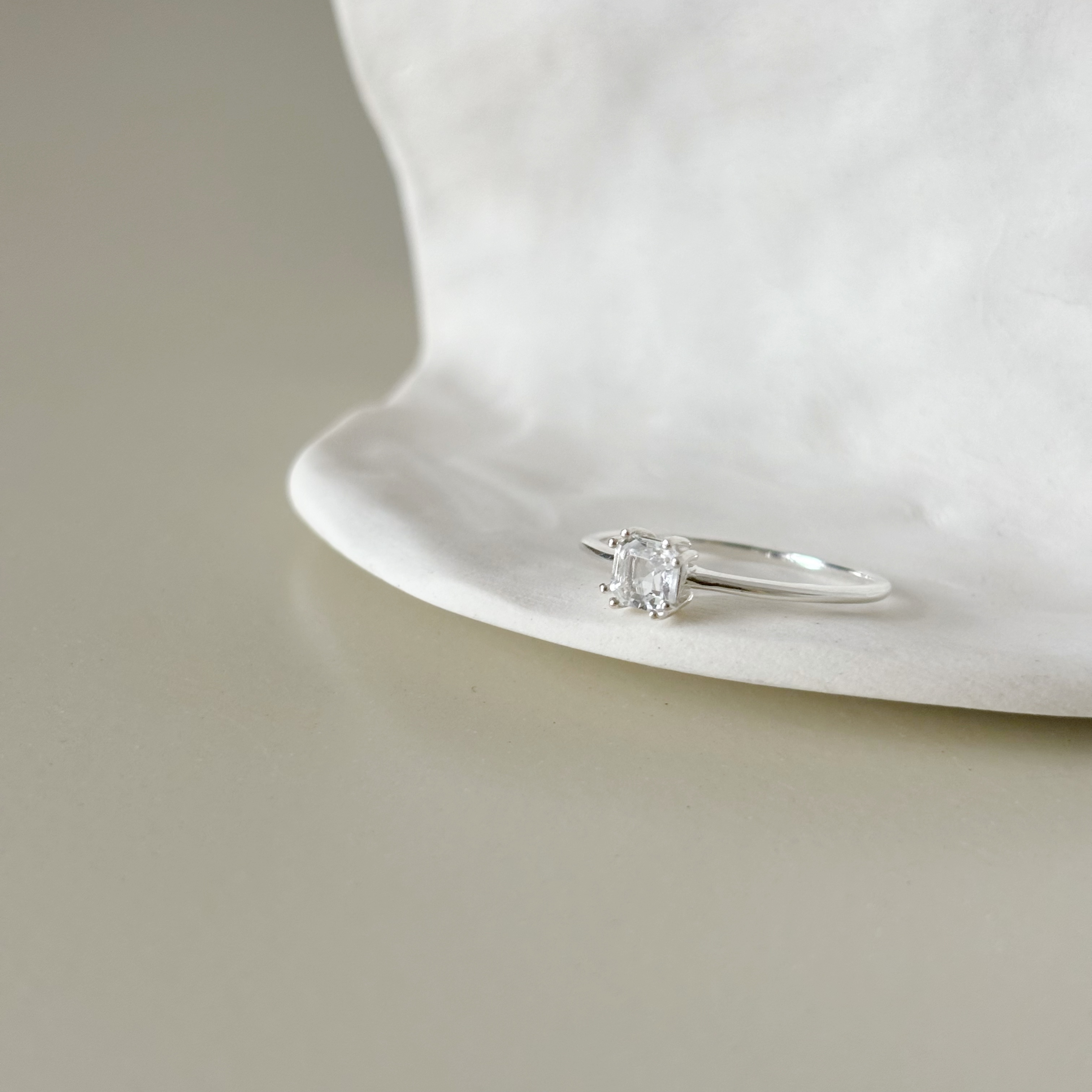 雙爪方形白水晶戒指