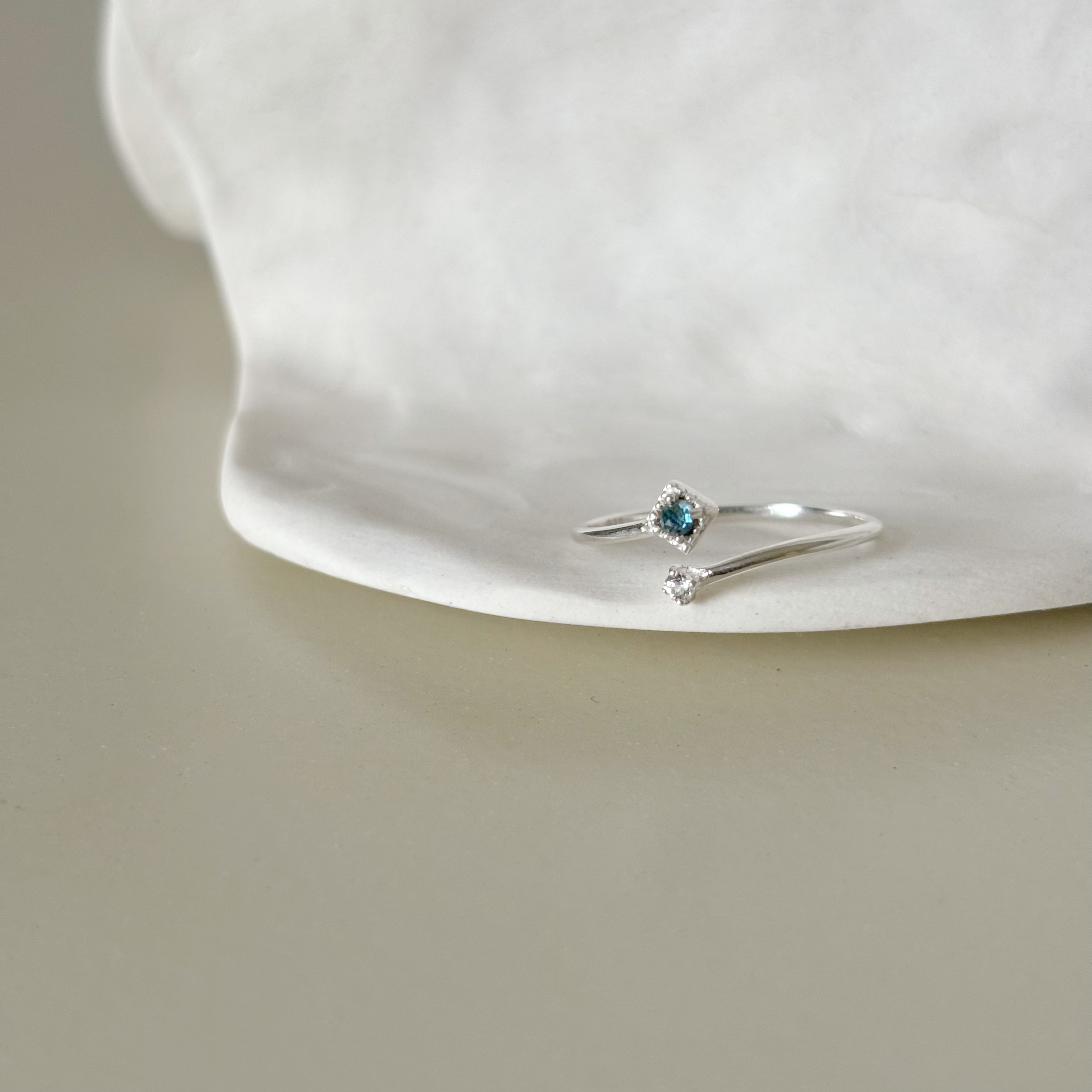 菱四爪倫敦托帕交錯戒指