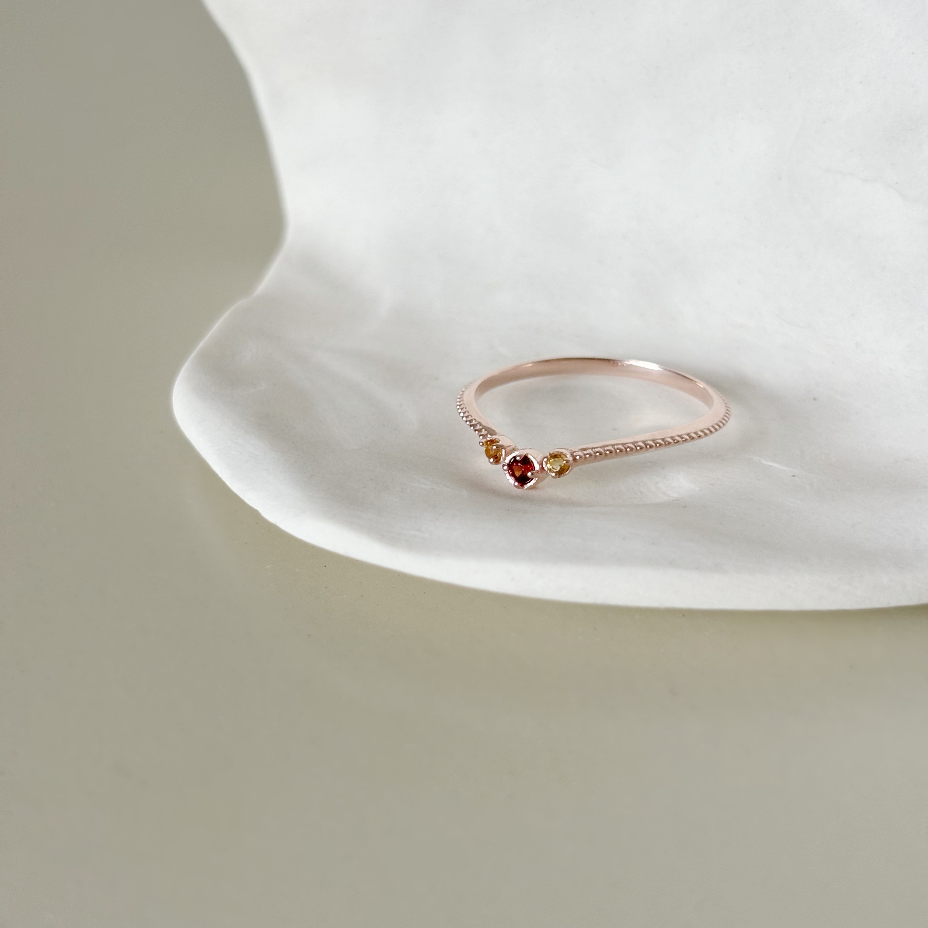 滾邊石榴黃水晶微V型戒指