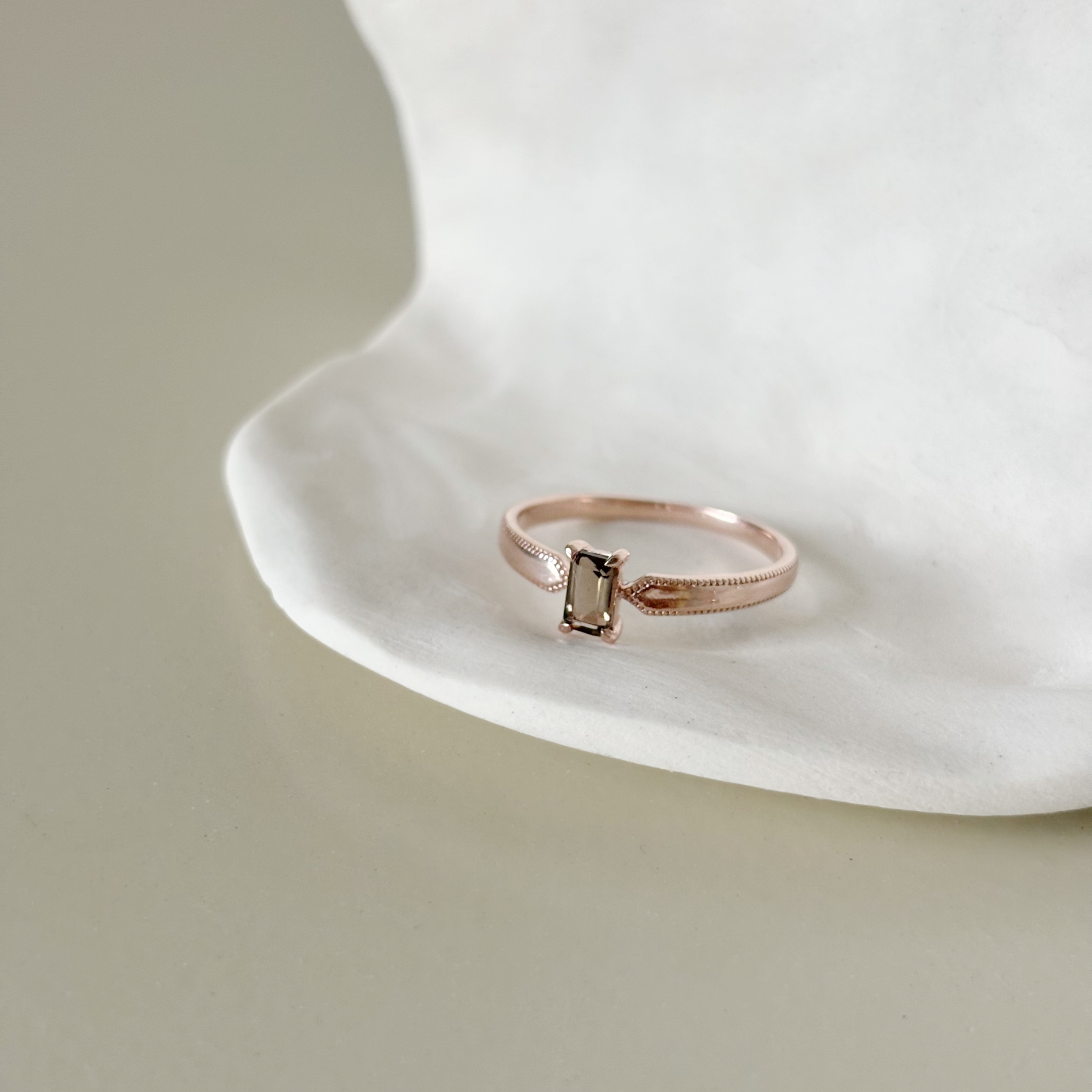 細緻滾邊長方茶晶戒指