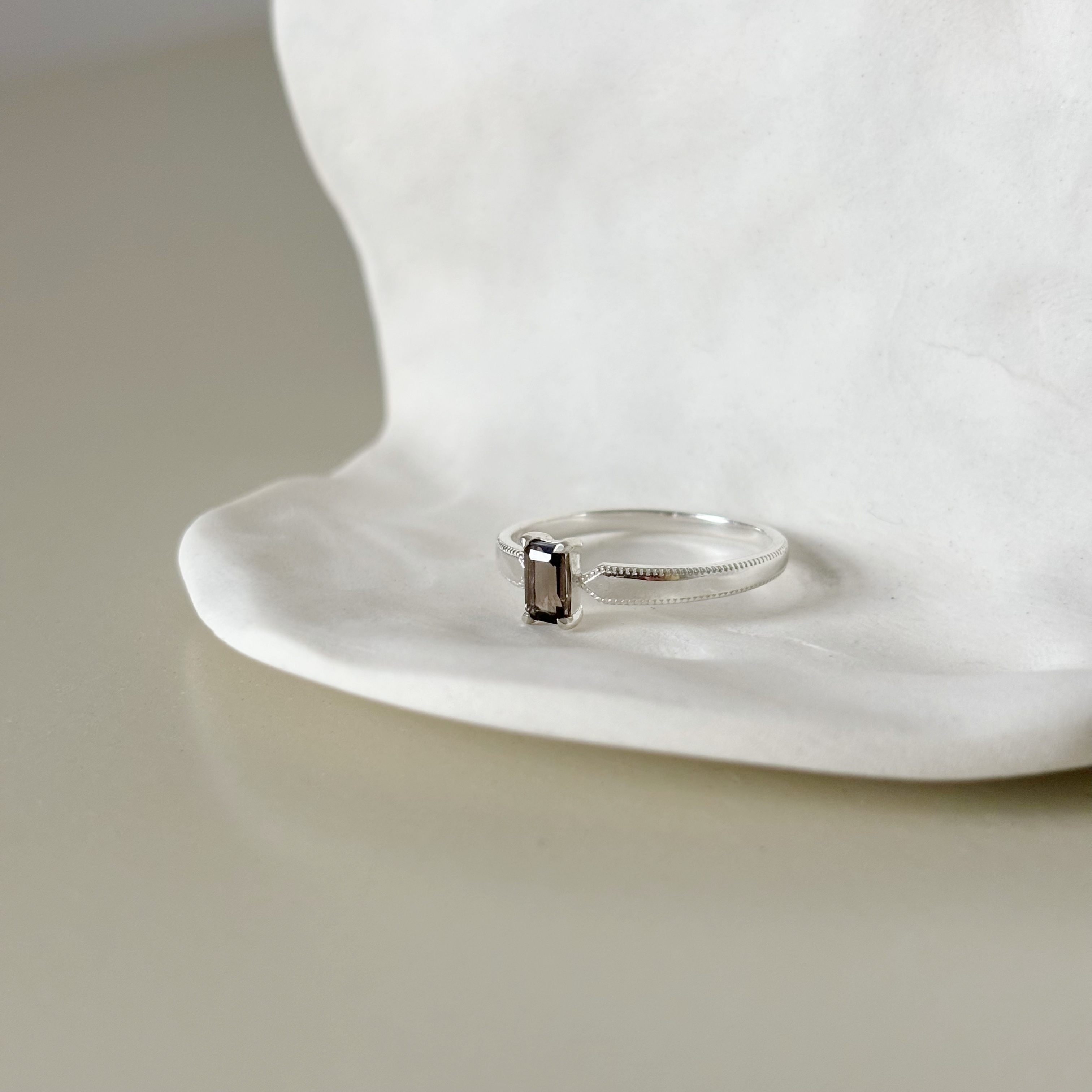 細緻滾邊長方茶晶戒指