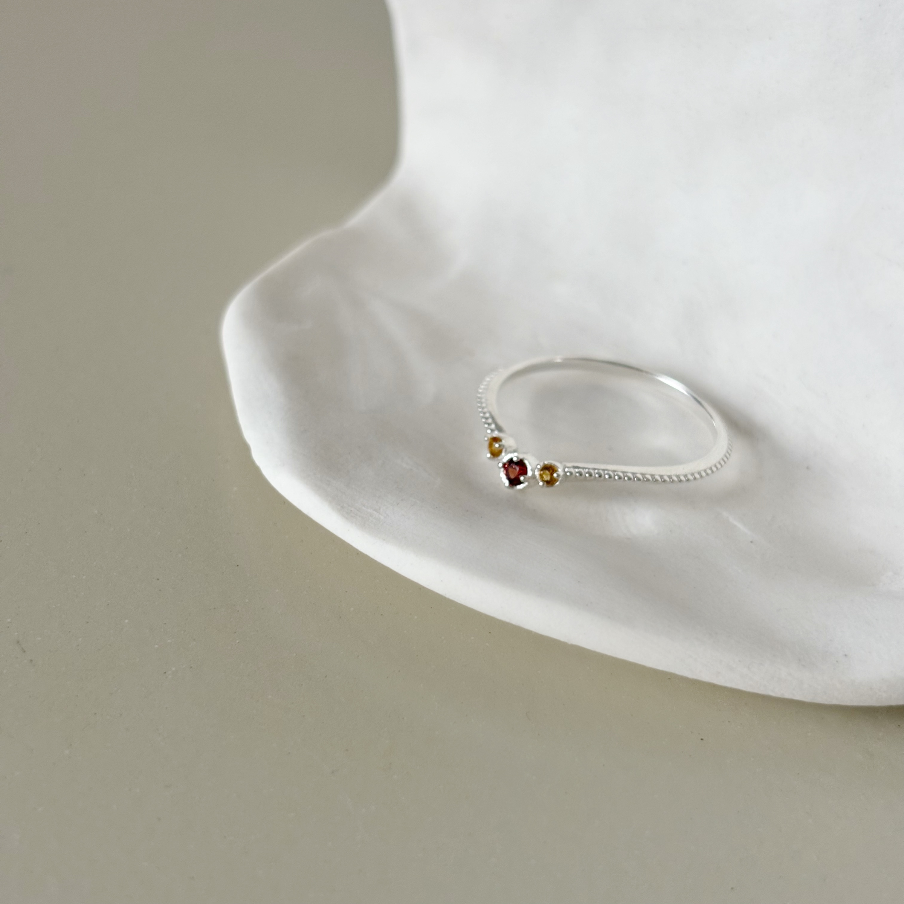 滾邊石榴黃水晶微V型戒指