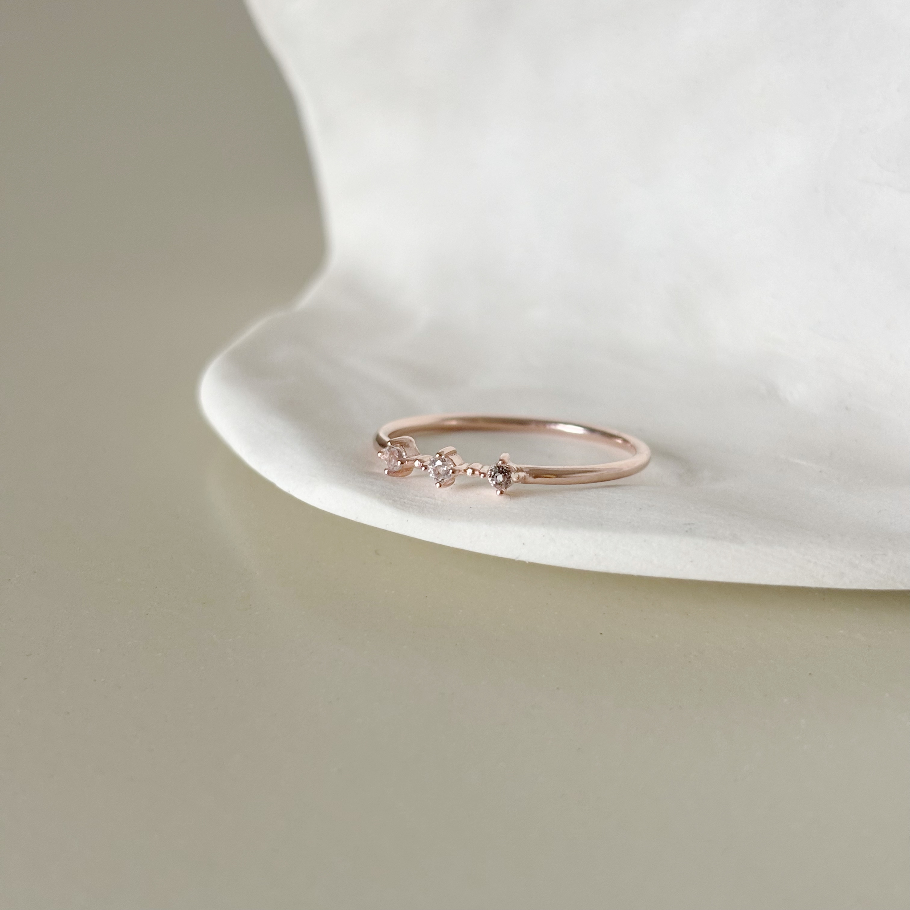 小四爪三顆白托帕戒指