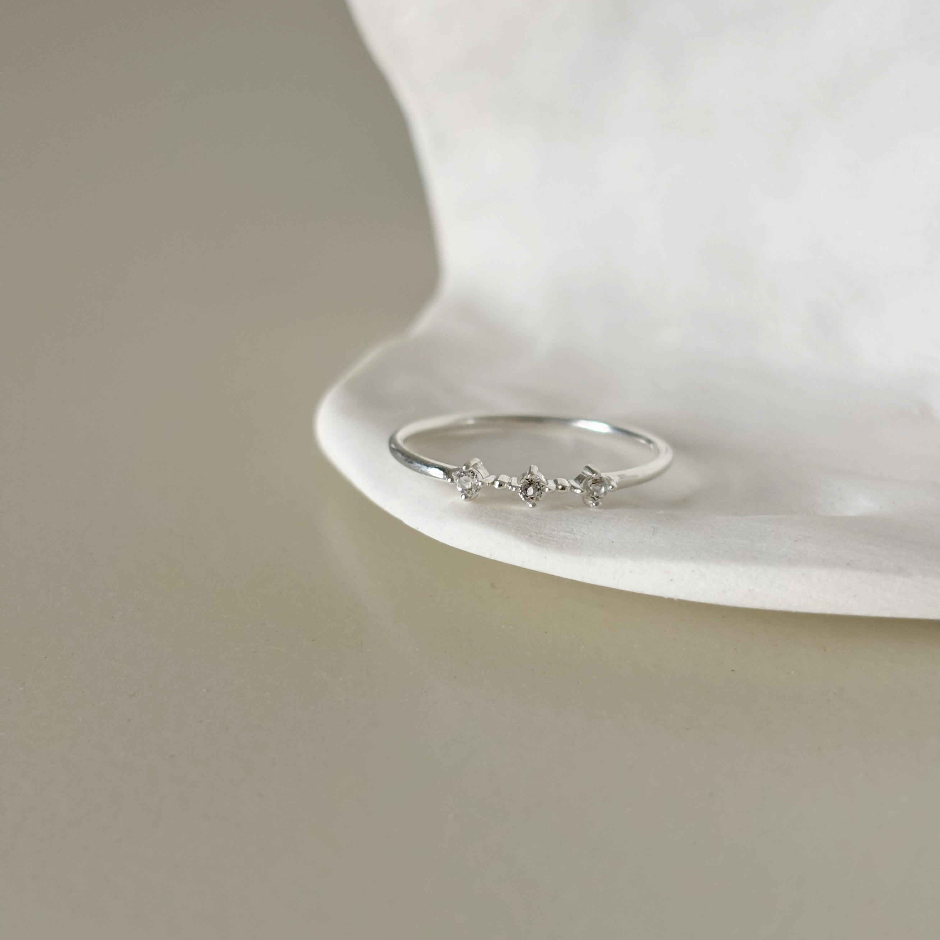 小四爪三顆白托帕戒指