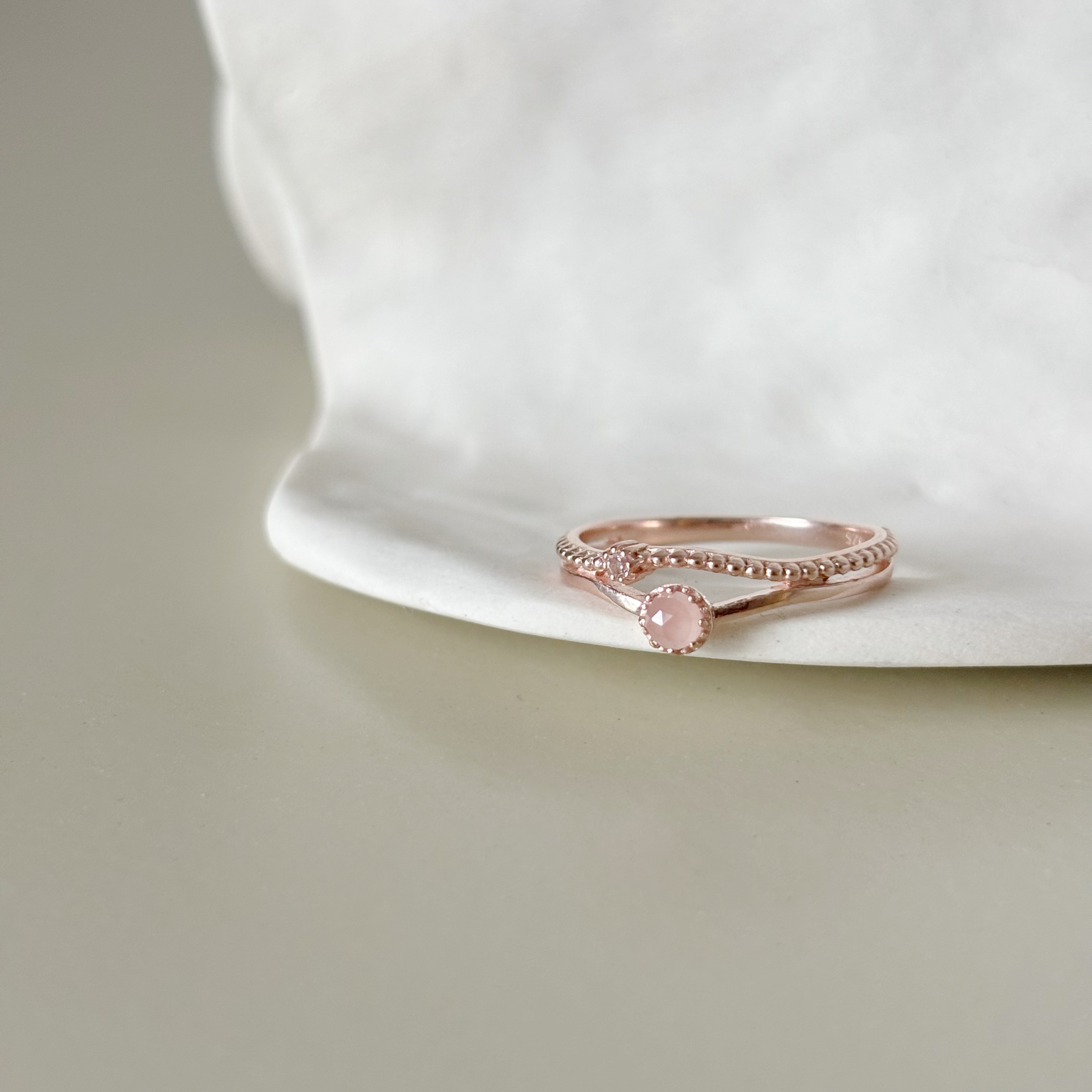 雙層不規則波浪粉紅石英戒指