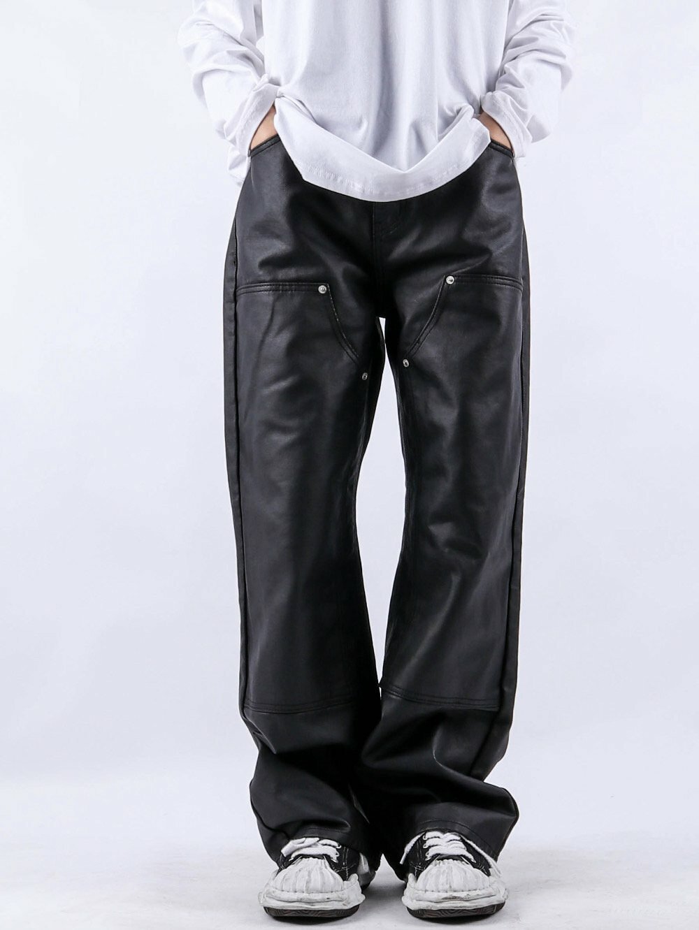 (韓國獨家特價)皮革塗層鉚釘牛仔褲