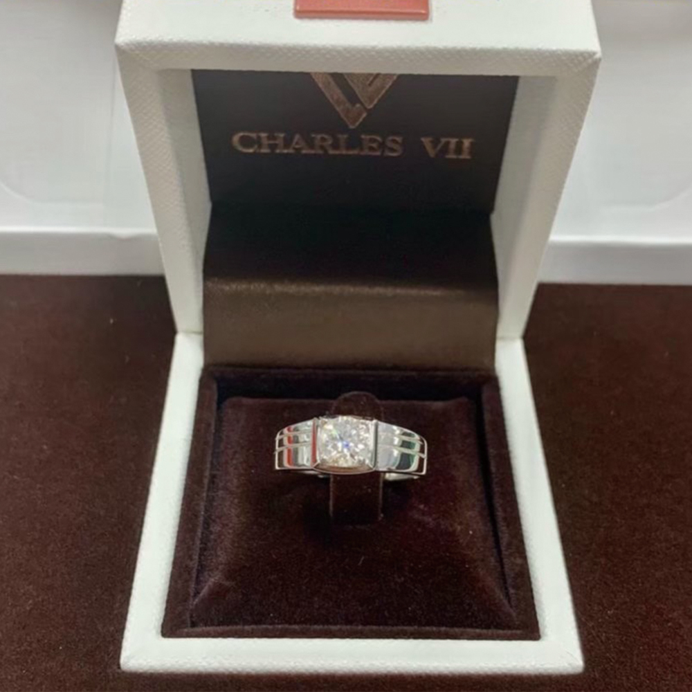 【CHARLES VII 查爾七世系列】CR7-H10 一克拉 莫桑 真鑽 男戒 薩馬利亞