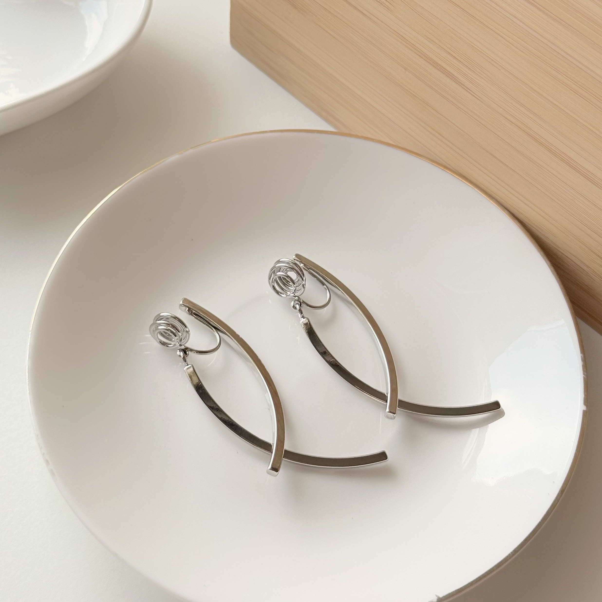 A02素面魚尾耳夾