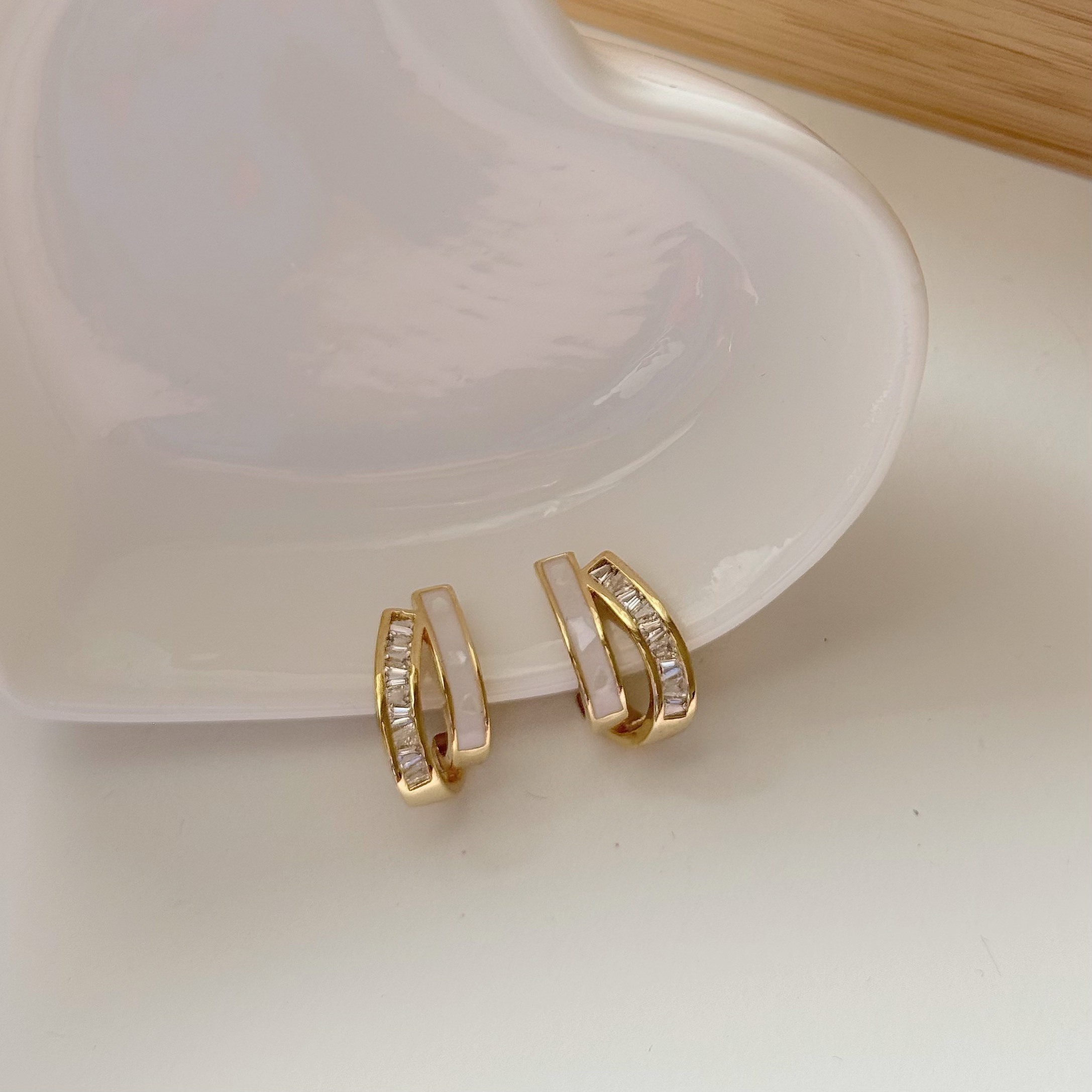 A18雙層貝殼鋯石耳夾