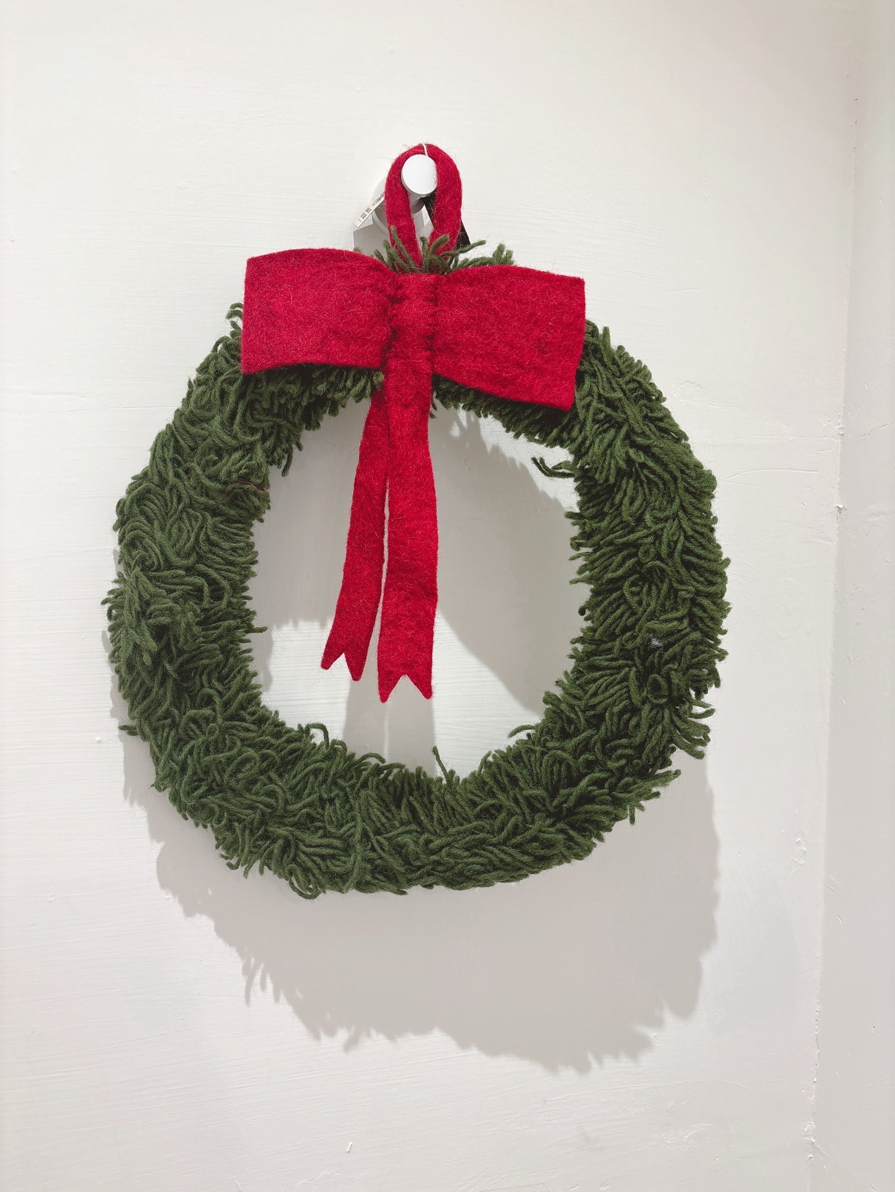 Red蝴蝶結的大毛氈花環