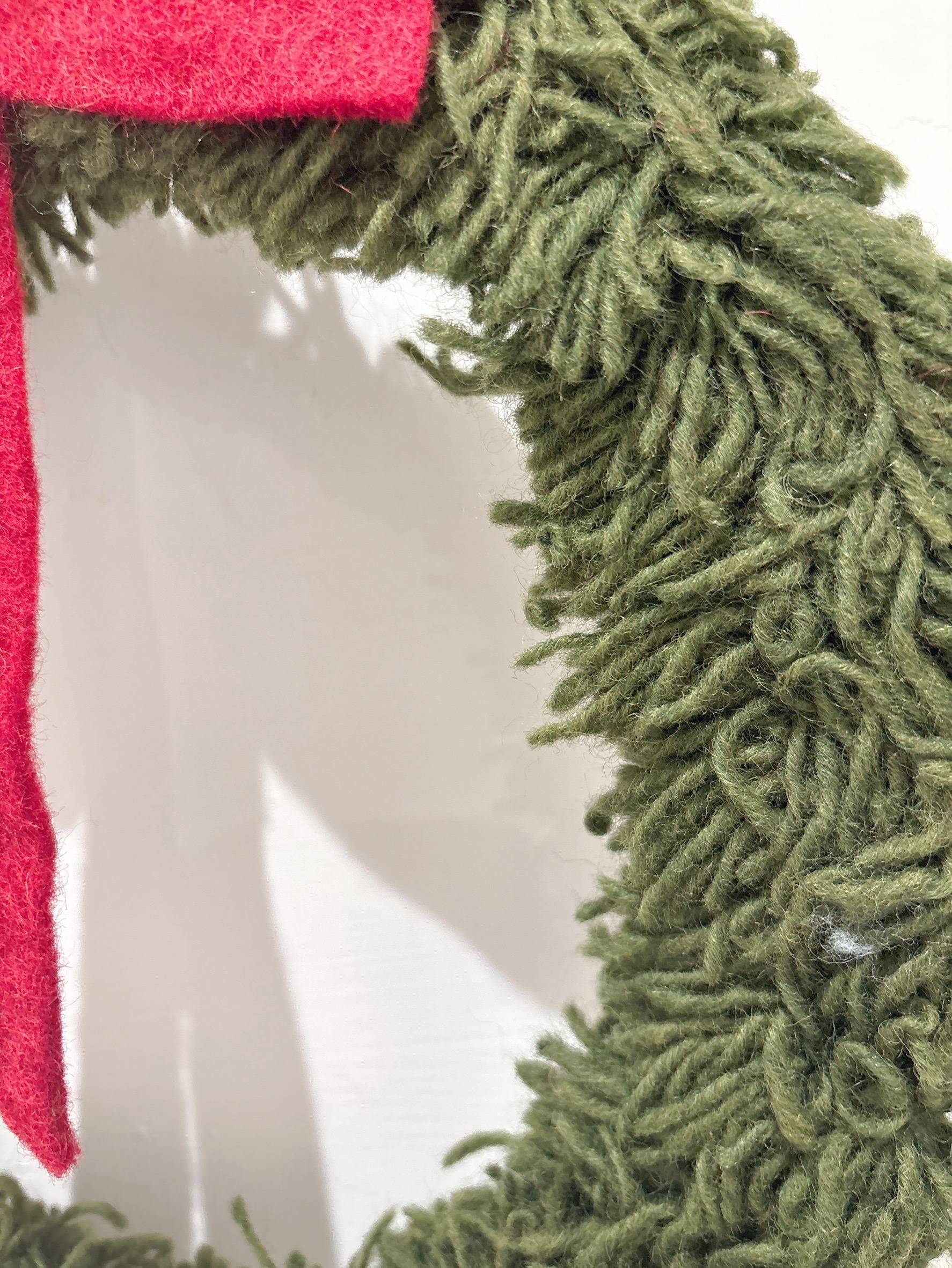 Red蝴蝶結的大毛氈花環