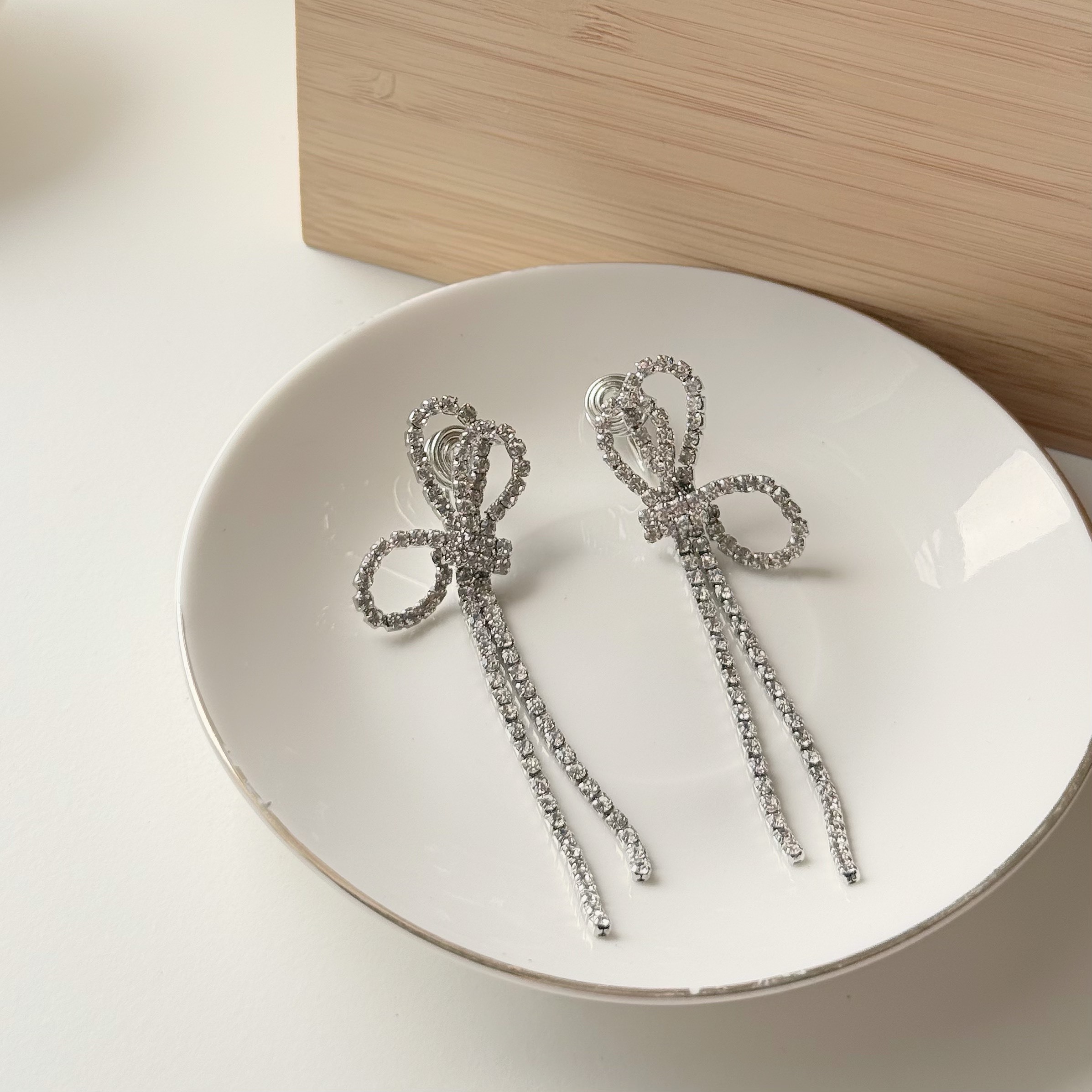 滿鑽蝴蝶結垂吊耳夾