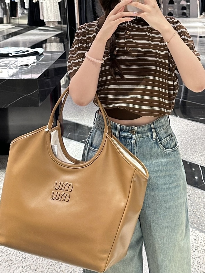 MIU MIU Ivy Tote 皮革大型手袋