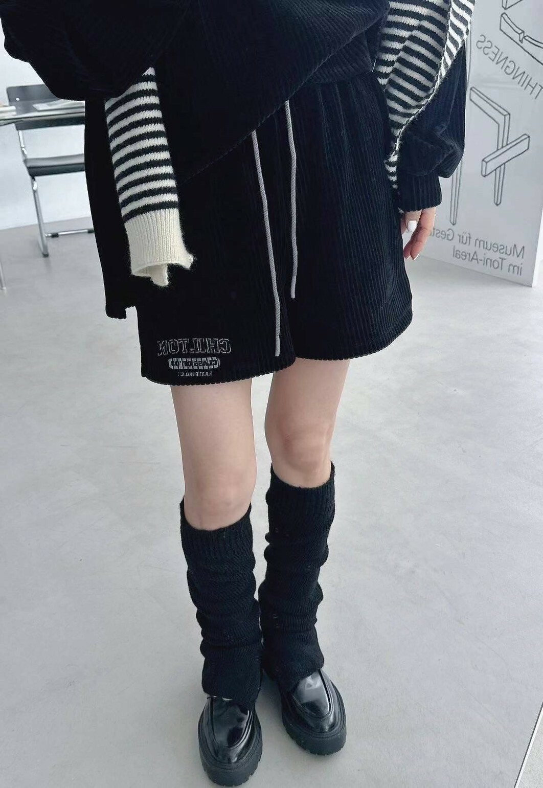 坑條軟絨抽繩短褲