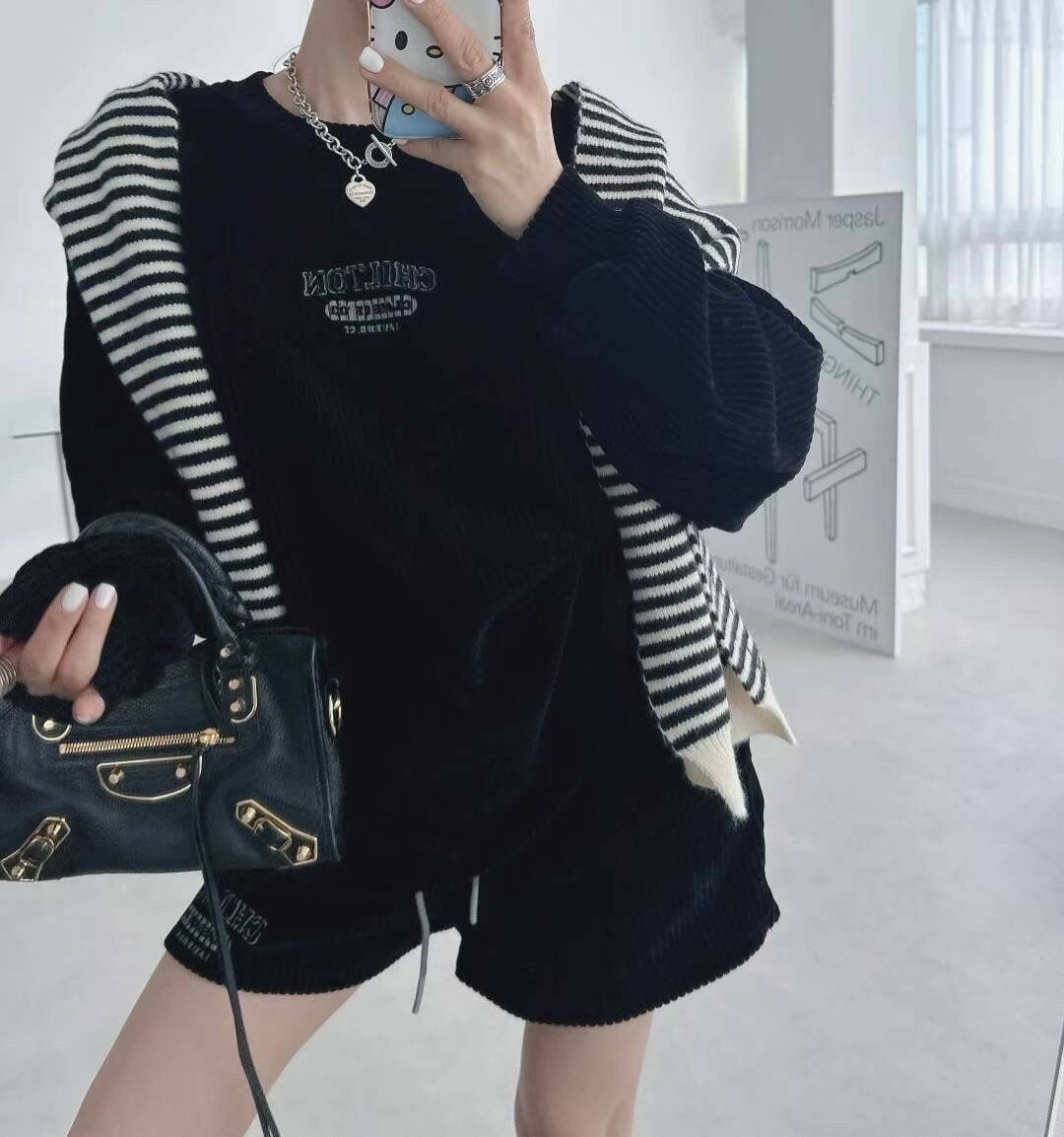 坑條軟絨抽繩短褲