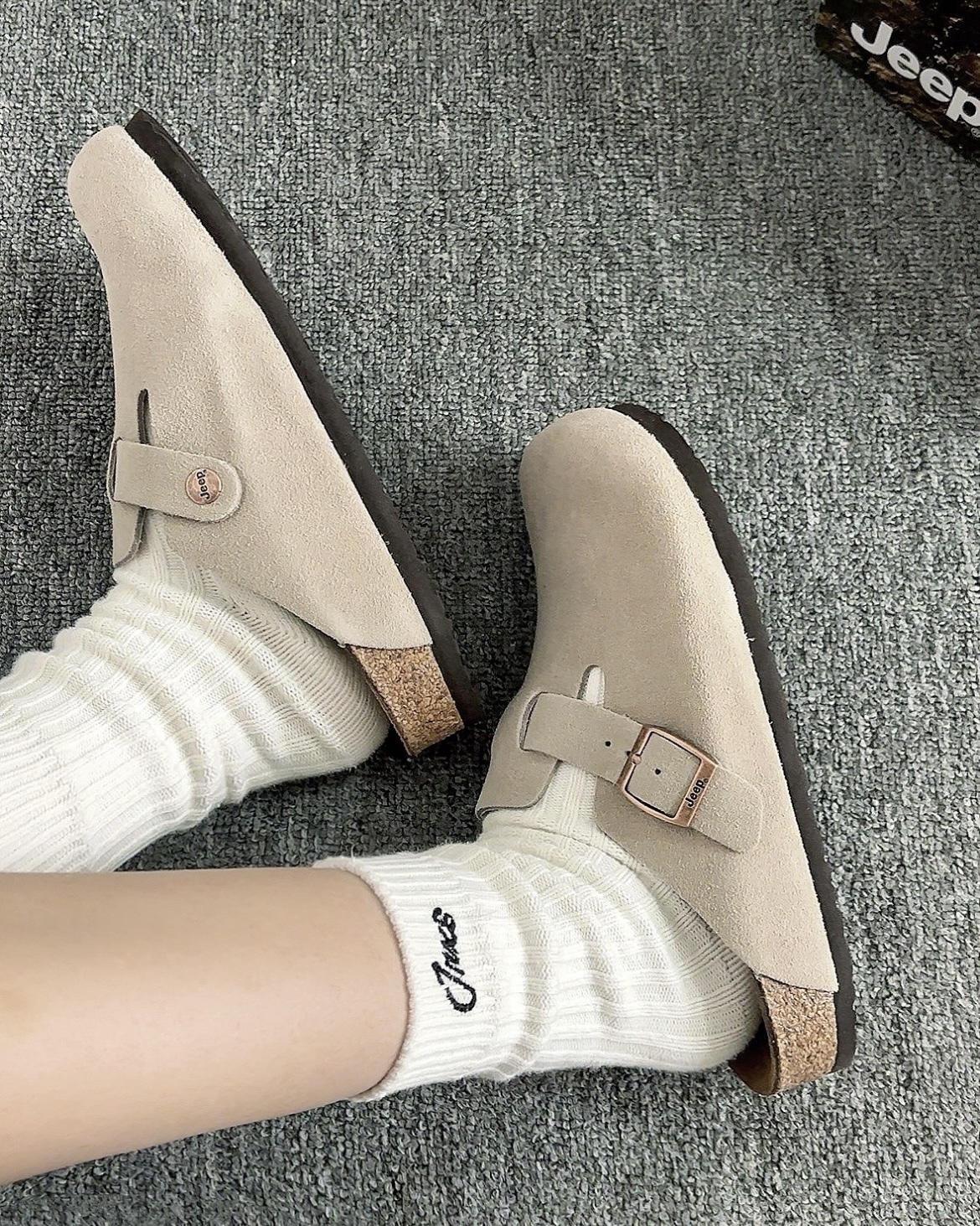 【現貨】<平替款報到!!> JEEP 吉普 勃肯 拖鞋 懶人鞋 麂皮 金扣 米灰