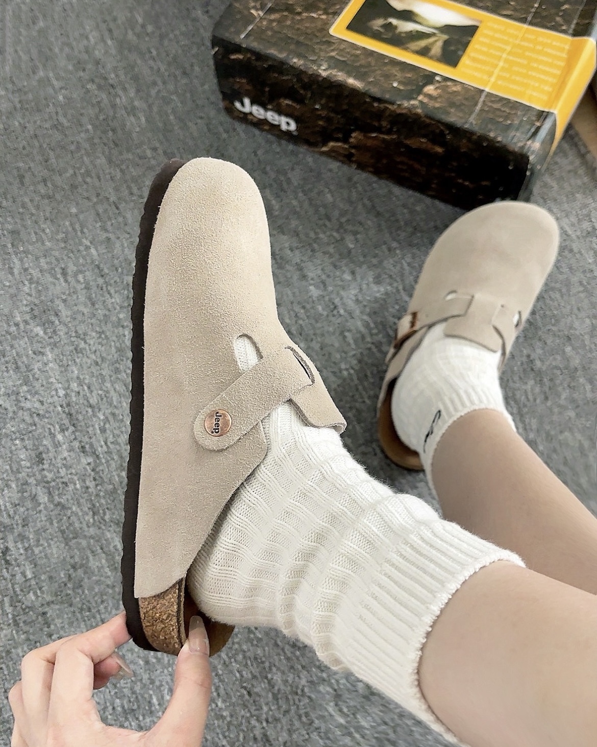 【現貨】<平替款報到!!> JEEP 吉普 勃肯 拖鞋 懶人鞋 麂皮 金扣 米灰