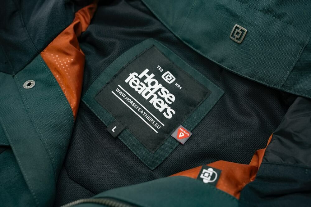 採用 PRIMALOFT® BIO™ 的雪衣