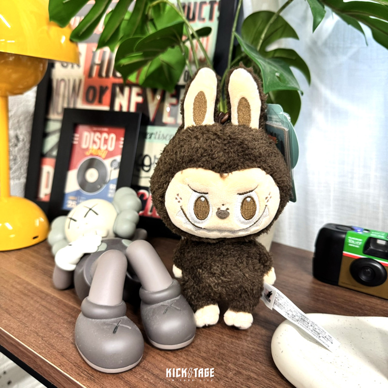 北京樂園限定 POP MART 泡泡瑪特 THE MONSTERS LABUBU ZIMOMO 首領 棕色 絨毛玩偶 掛件吊飾 21CM 【PPMT-039】