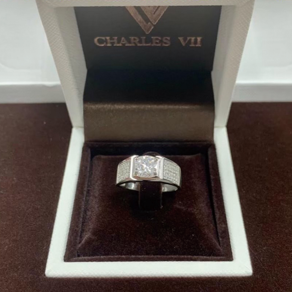 【CHARLES VII 查爾七世系列】CR7-H8 一克拉 莫桑 真鑽 男戒 塞薩洛尼基