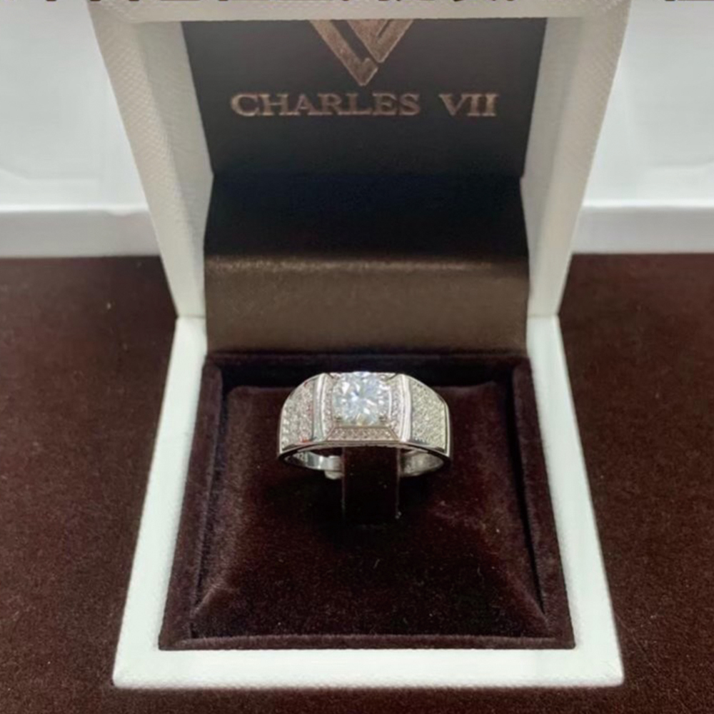 【CHARLES VII 查爾七世系列】CR7-M6 滿鑽 一克拉 莫桑 真鑽 男戒 震攝四方