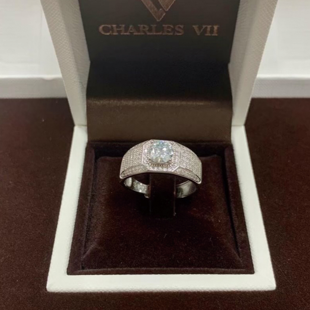 【CHARLES VII 查爾七世系列】CR7-M7 滿鑽 一克拉 莫桑 真鑽 男戒 八面威風
