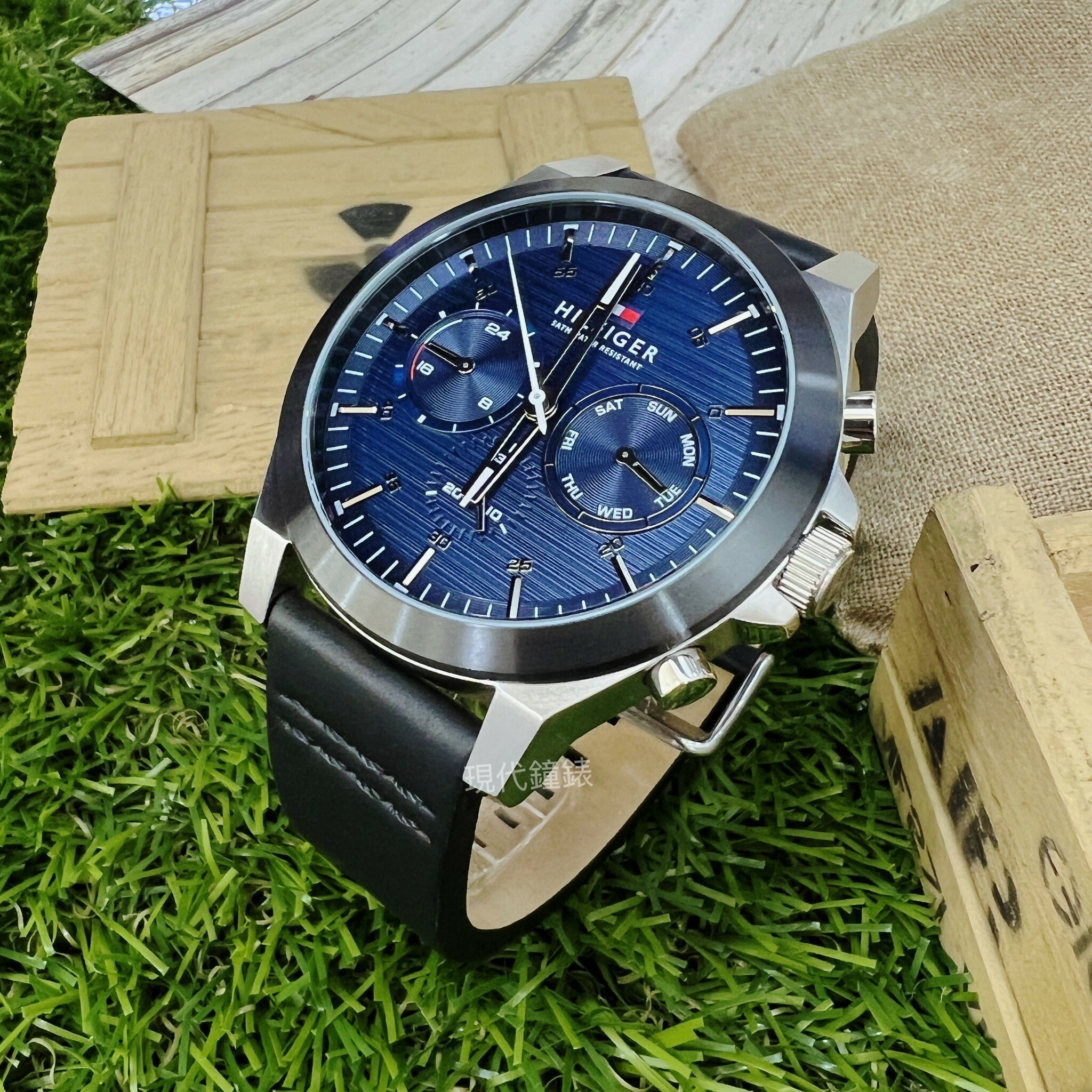 【Tommy Hilfiger】冽鋼藍金屬紋三眼皮革腕錶1710523 46mm 現代鐘錶