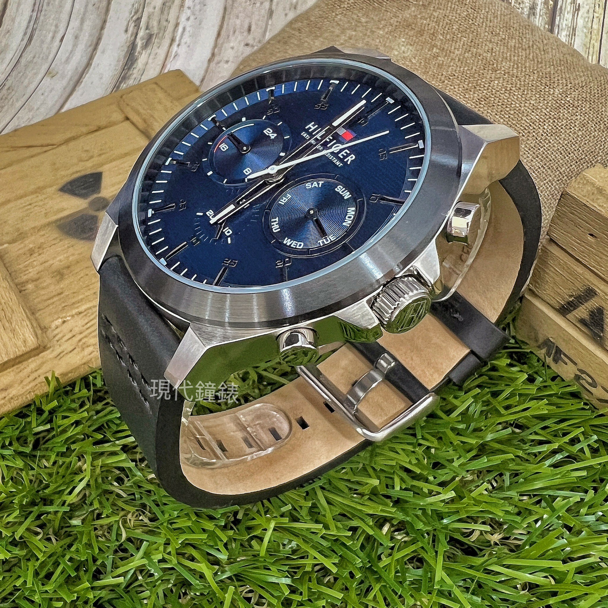 【Tommy Hilfiger】冽鋼藍金屬紋三眼皮革腕錶1710523 46mm 現代鐘錶