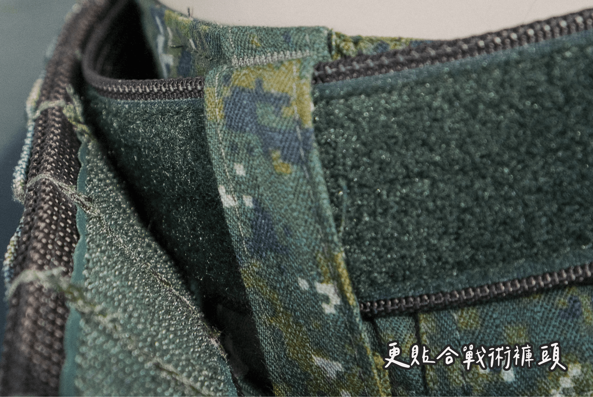 1.75 英吋寬面設計的內腰帶,加寬腰部的貼合面積,帶來更穩固的支撐和穩定感。 新材質更新使織帶更挺立,適應不同穿戴需求,日常使用,部隊作戰訓練使用都適合。加厚的尼龍材質,確保腰帶緊密貼合腰身,避免鬆動或移位。同時,無機械式設計,不需要扣具,透過高黏性的魔鬼氈貼合,穩固褲頭及外掛配件。 軍綠色調提供了低調而專業的外觀,適合各類戰術裝備。 適合於執行任務時的長時間穿戴,快節奏行進到靜態部署,保持貼身感,支撐腰部,提升活動中的穩定性。不論是在訓練、巡邏或是日常行動,這款內腰帶均能提供理想的貼合度,減少因腰部支撐不足帶來的負擔,讓裝備更加服貼隨身。 相比於之前的版本,這款內腰帶增加了 0.25 英吋寬度,讓腰帶與腰部接觸的面積更大,進一步提升了貼合穩定性。新升級的織帶材質更具韌性和挺度,無論是搭配輕裝或重裝皆不易變形,能在活動中保持理想的支撐效果,為使用者提供長效穩定的體驗。