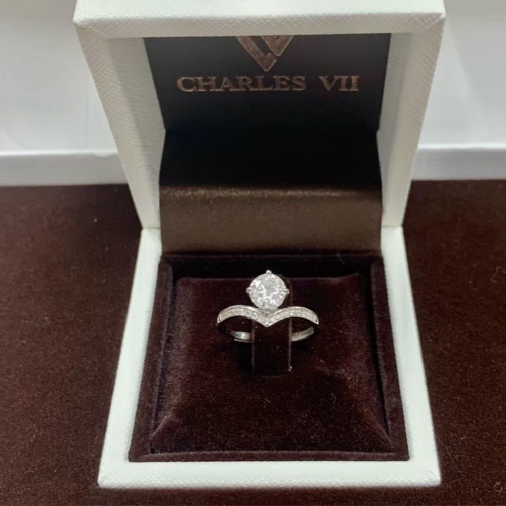 【CHARLES VII 查爾七世系列】CR7-W11 一克拉 莫桑 真鑽 女戒 公主皇冠