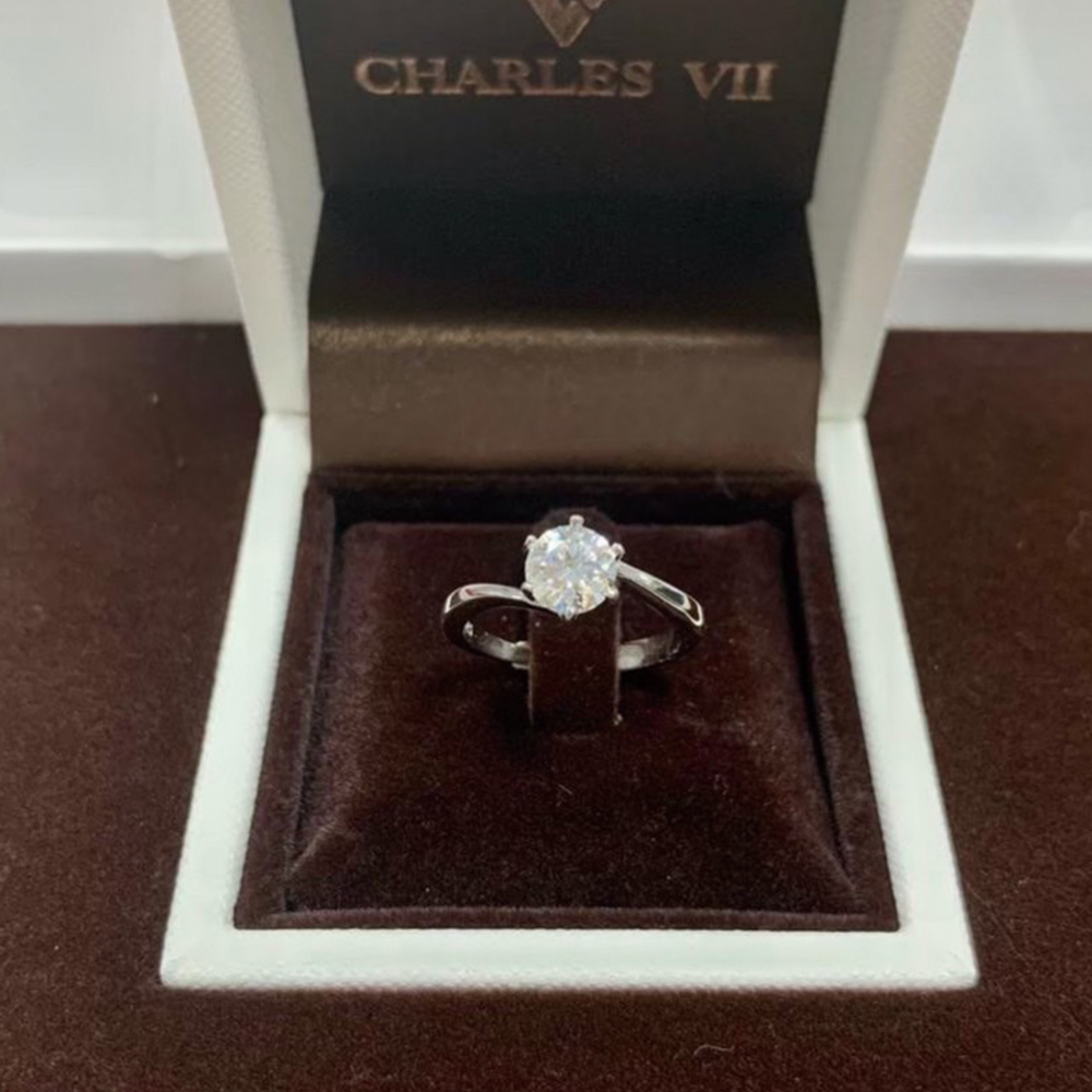 【CHARLES VII 查爾七世系列】CR7-W13 一克拉 莫桑 真鑽 女戒 含蓄內放