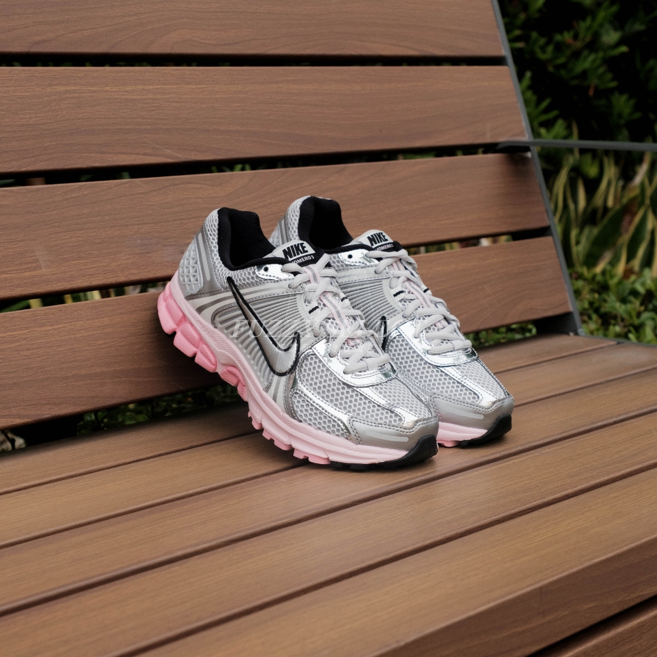 【逢甲 FUZZY】W Nike Zoom Vomero 5 銀粉 復古 老爹鞋 HF1877-001