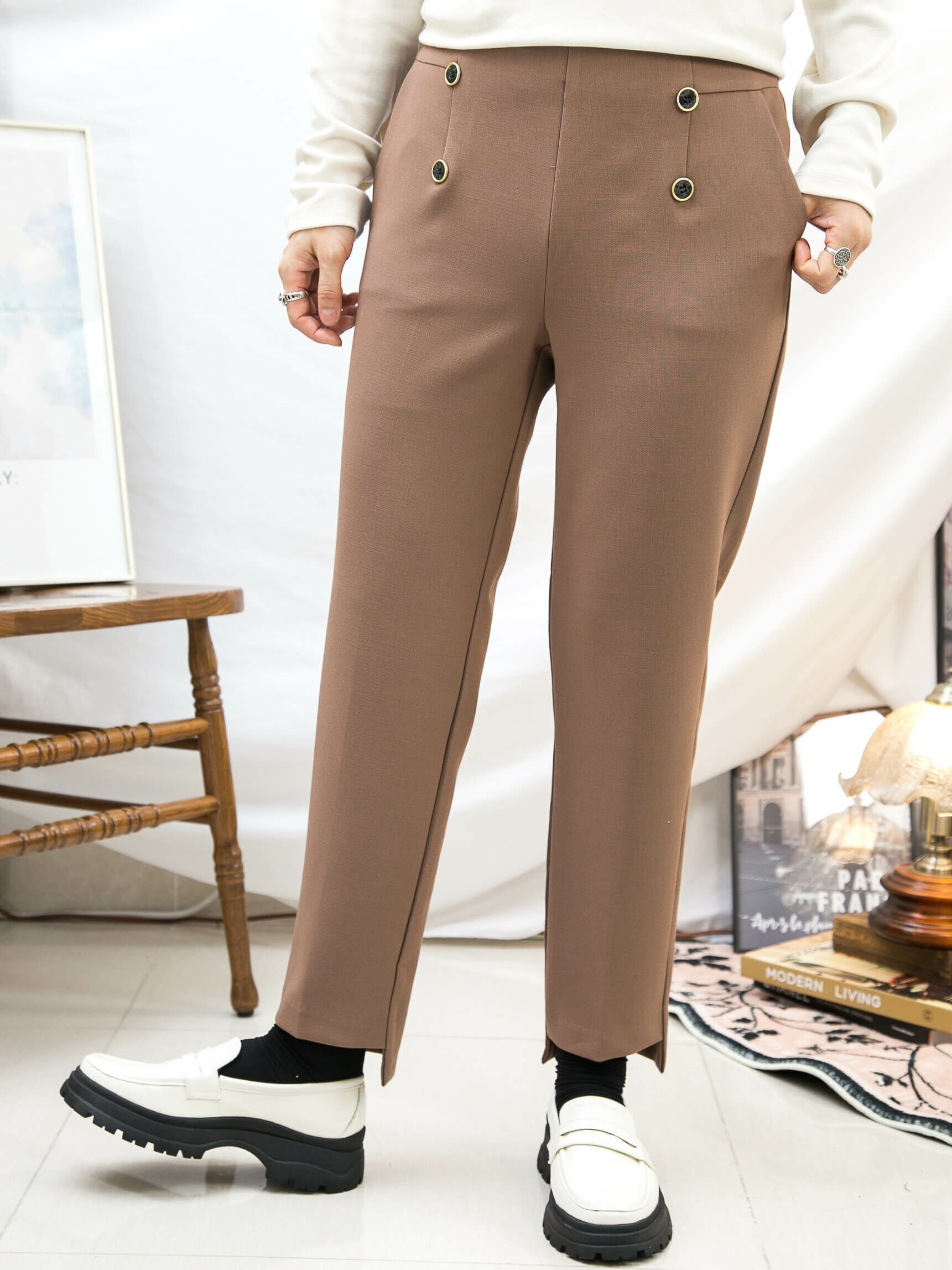 後腰橡根 ‧ 前幅釘鈕 ‧ 滑滑料9分直腳褲【2415-1225】