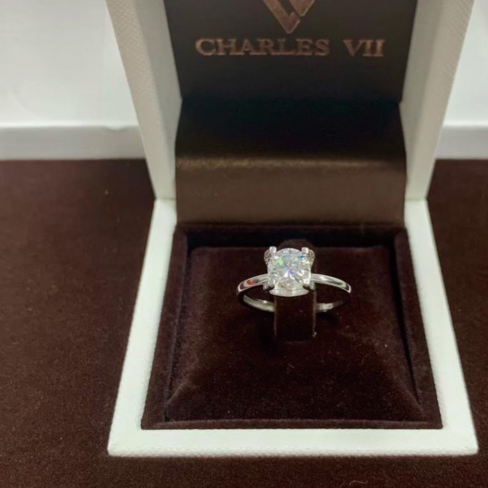 【CHARLES VII 查爾七世系列】CR7-W6  一克拉 莫桑 真鑽 女戒 純淨潔白