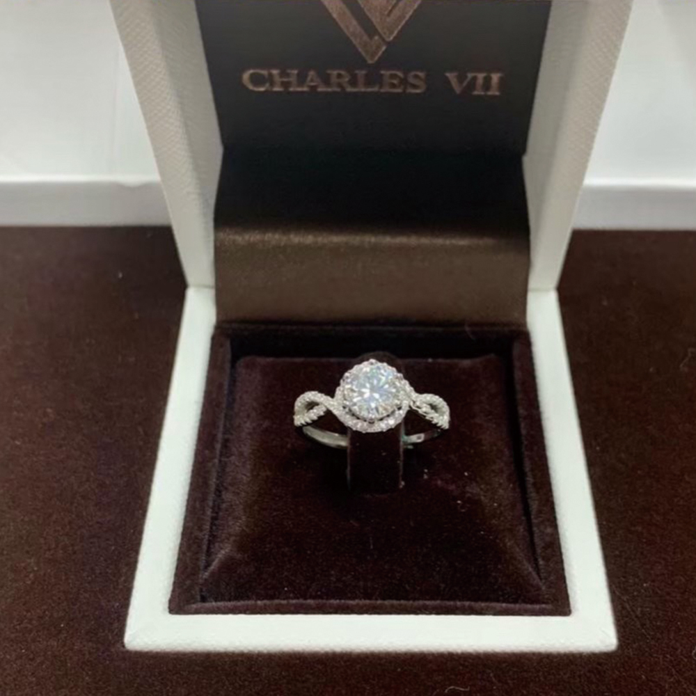 【CHARLES VII 查爾七世系列】CR7-W32  一克拉 莫桑 真鑽 女戒 高雅脫俗