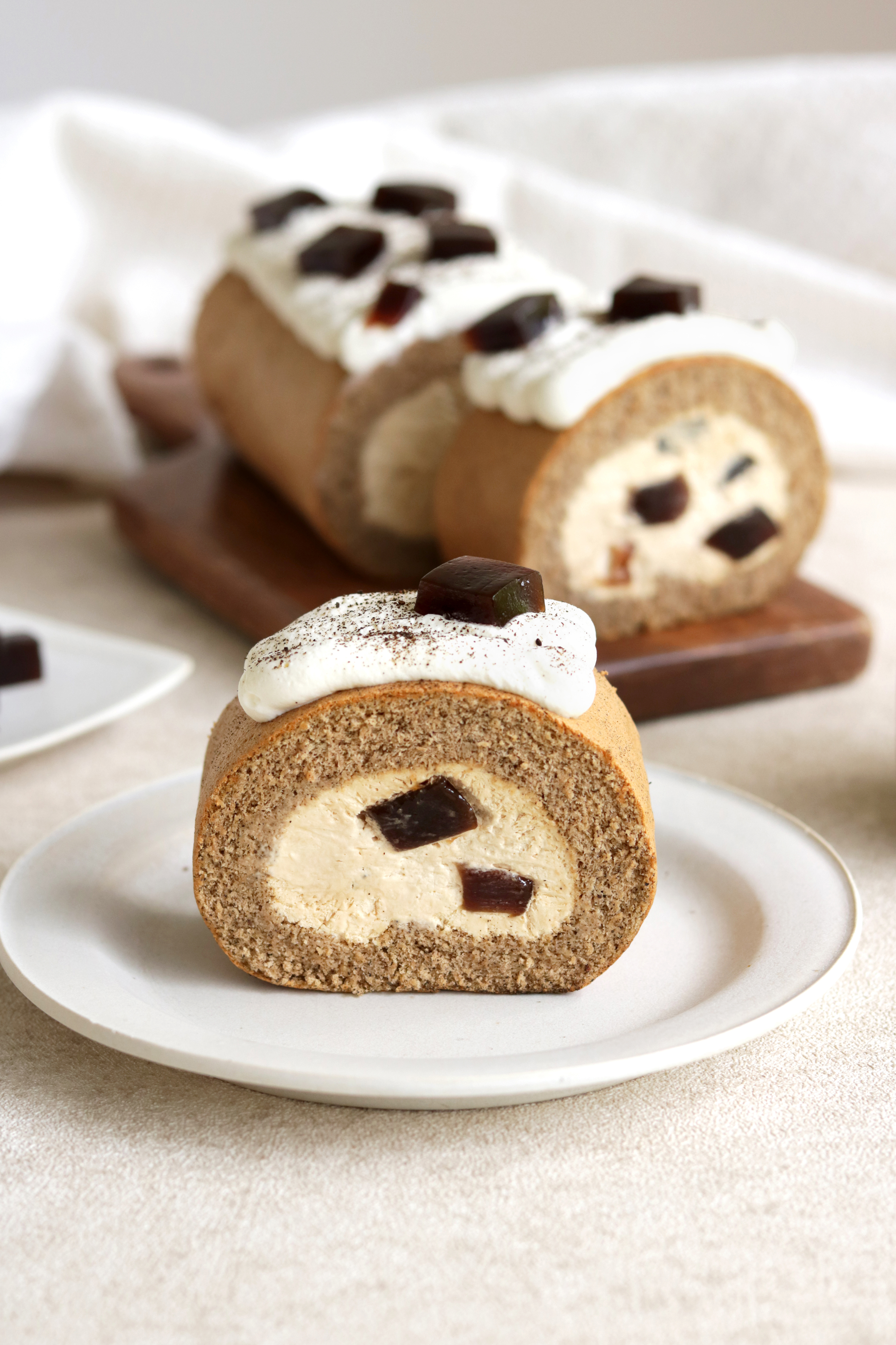 台茶紅玉佐黑糖凍奶蓋生乳捲