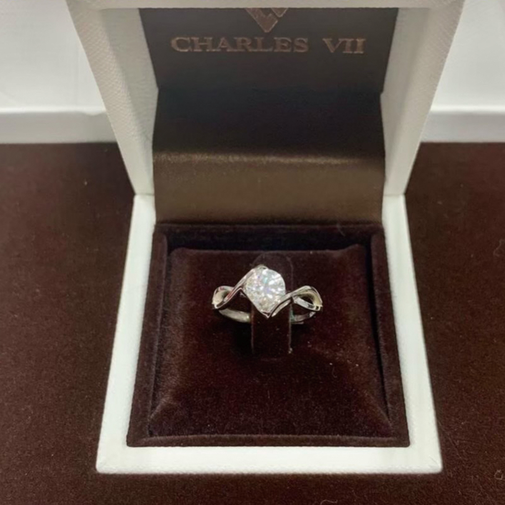 【CHARLES VII 查爾七世系列】CR7-W31  一克拉 莫桑 真鑽 女戒 繁星熠熠