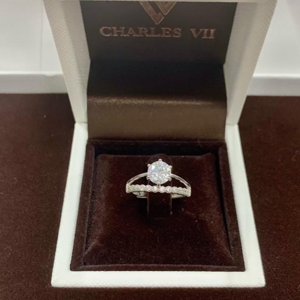 【CHARLES VII 查爾七世系列】CR7-W29  一克拉 莫桑 真鑽 女戒 璀璨生輝