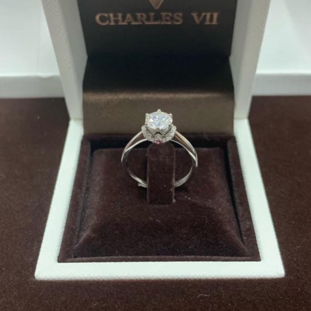 【CHARLES VII 查爾七世系列】CR7-W24  一克拉 莫桑 真鑽 女戒 為愛加冕