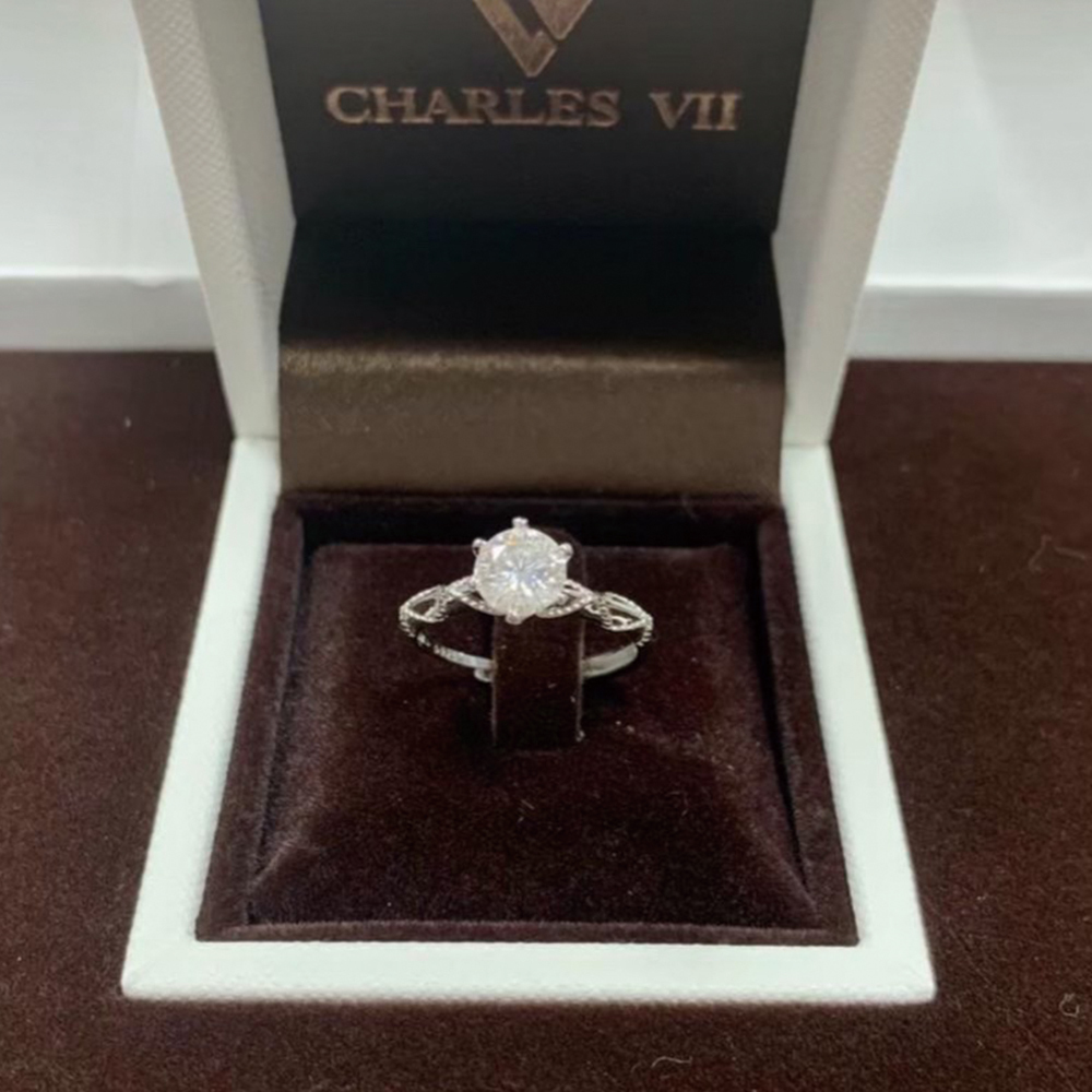 【CHARLES VII 查爾七世系列】CR7-W22  一克拉 莫桑 真鑽 女戒 愛的誓言