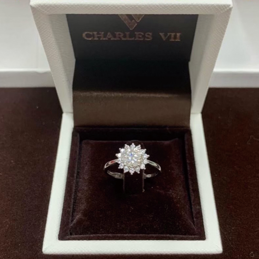 【CHARLES VII 查爾七世系列】CR7-W16 一克拉 莫桑 真鑽 女戒 冰雪女王