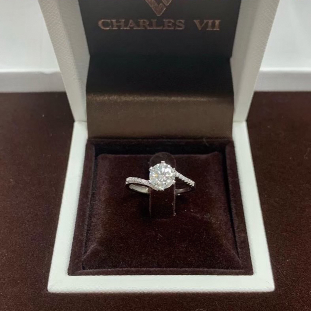 【CHARLES VII 查爾七世系列】CR7-W21  一克拉 莫桑 真鑽 女戒 晶瑩剔透