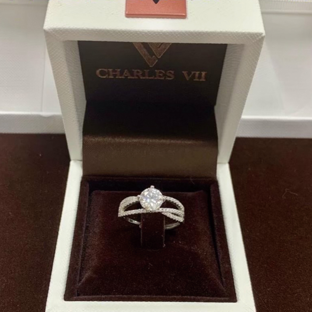 【CHARLES VII 查爾七世系列】CR7-W18 一克拉 莫桑 真鑽 女戒 三生三世