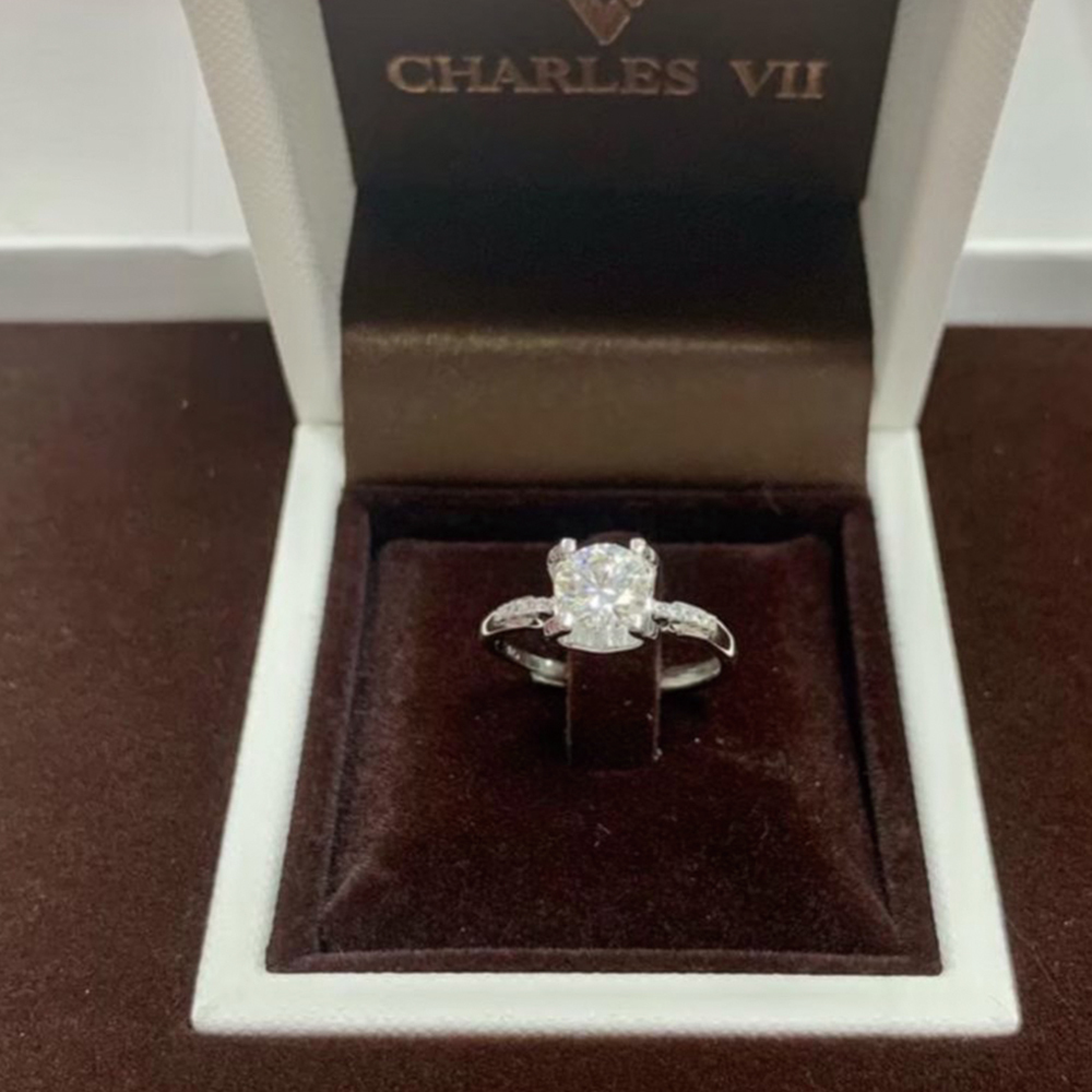 【CHARLES VII 查爾七世系列】CR7-W20  一克拉 莫桑 真鑽 女戒 復古華麗