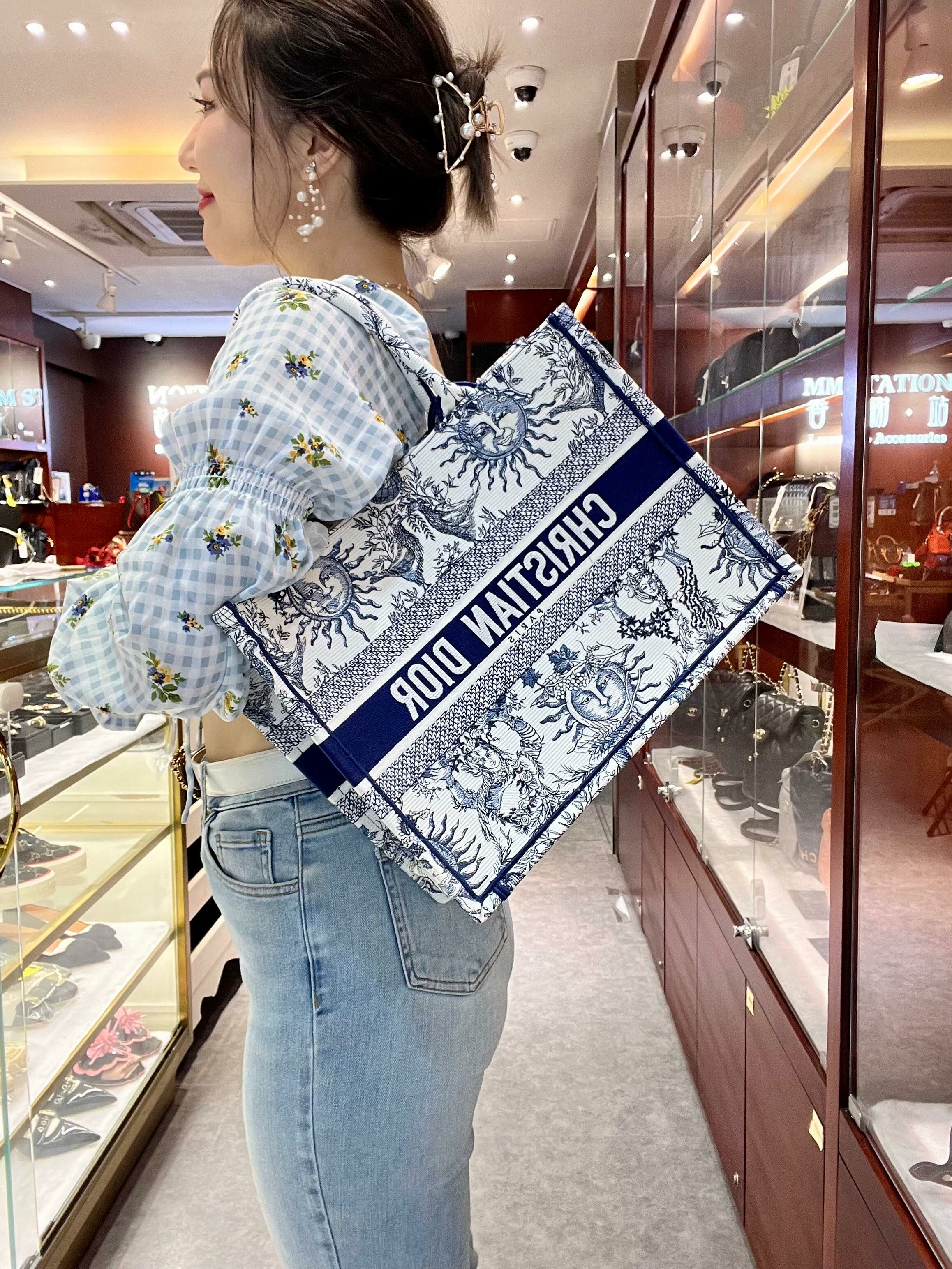 全新DIOR BOOK TOTE 中碼 M1296ZECQ_M928 白色/海軍藍 Toile de Jouy Soleil 刺繡 #BRAND NEW #香榭站正品